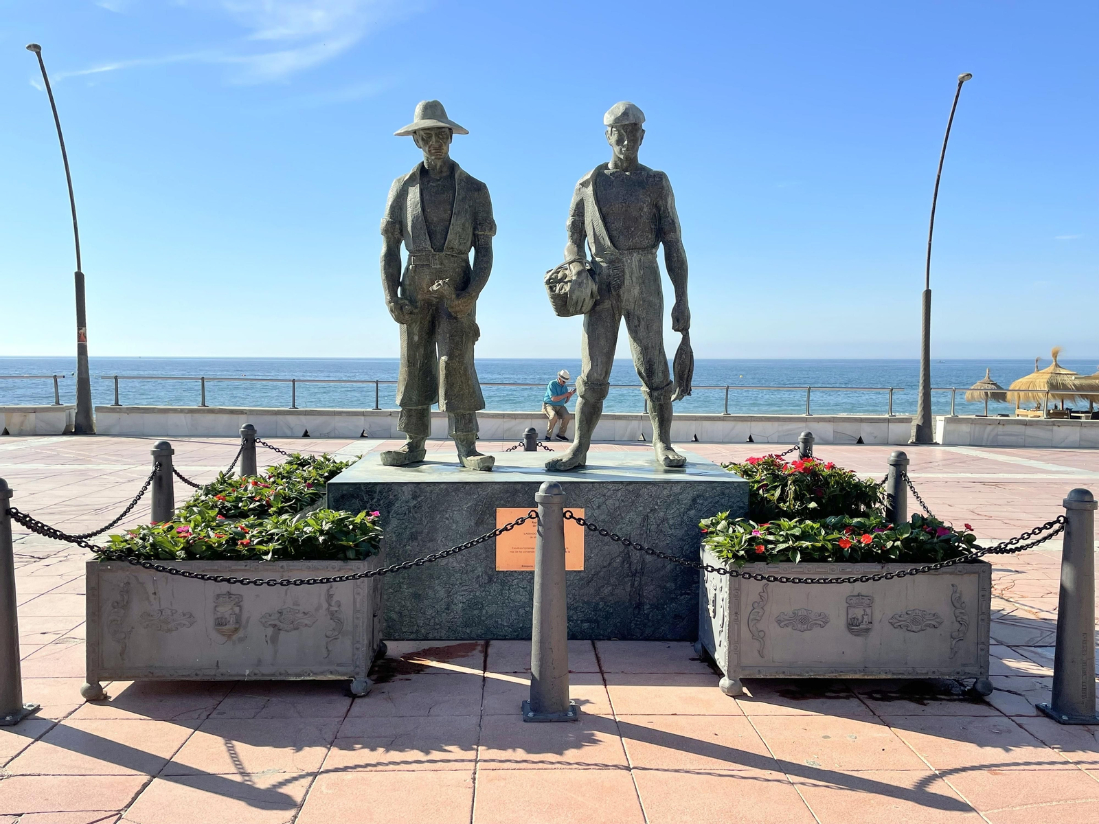 La restauración de la escultura ‘El Labrador y El Pescador’, ubicada en Estepona. La restauración de la escultura ‘El Labrador y El Pescador’, ubicada en Estepona.