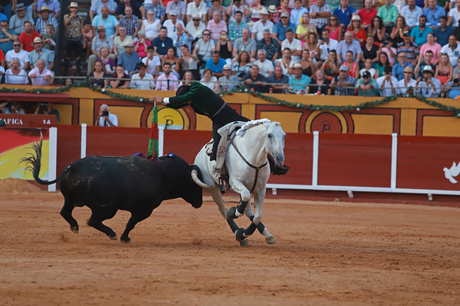 Diego Ventura, en un par a dos manos montando a su caballo 'Dólar', sin cabezada.