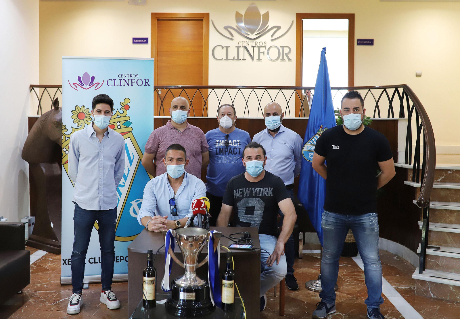 El Xerez CD ha presentado la renovación de su cuerpo técnico con mascarillas, tal y como establece la desescalada. El Xerez CD ha presentado la renovación de su cuerpo técnico con mascarillas, tal y como establece la desescalada.