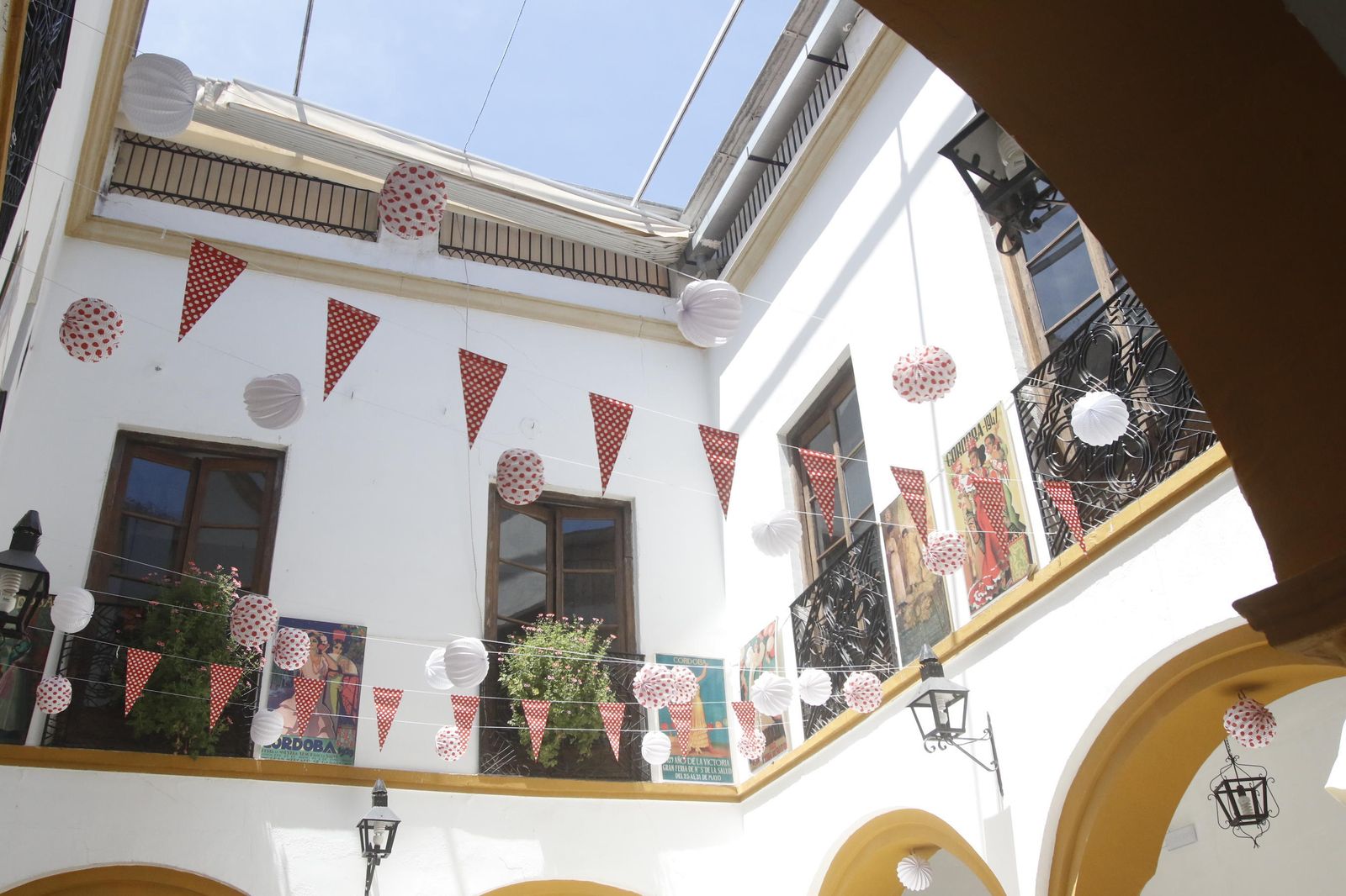 El decorado y el ambiente de Feria en el Centro de Córdoba y la Judería, en fotografías