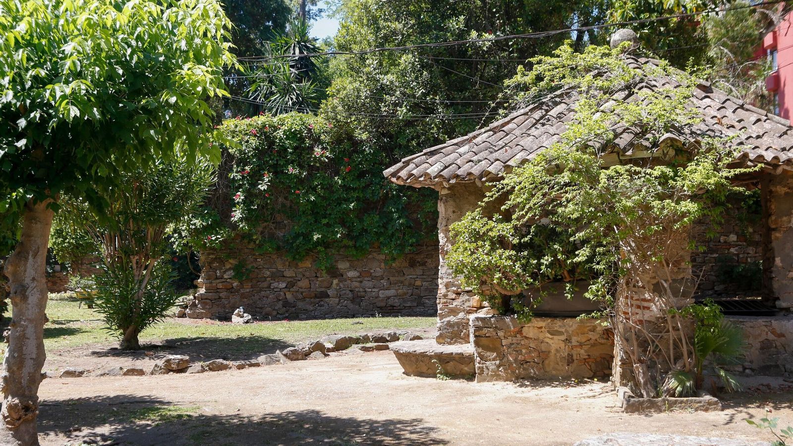 Resto de mezquita junto al pozo