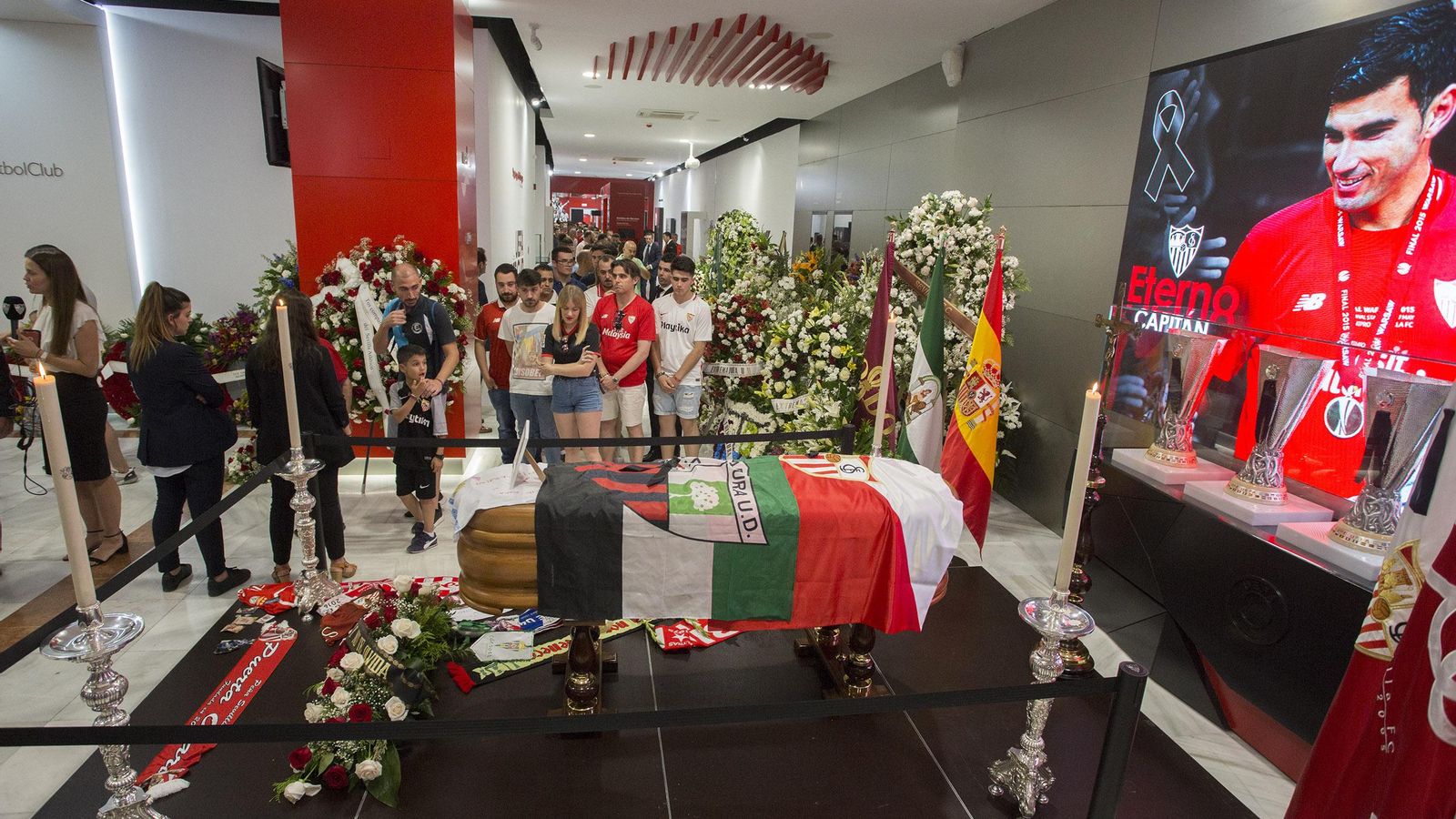 La capilla ardiente de José Antonio Reyes se instaló en el estadio.