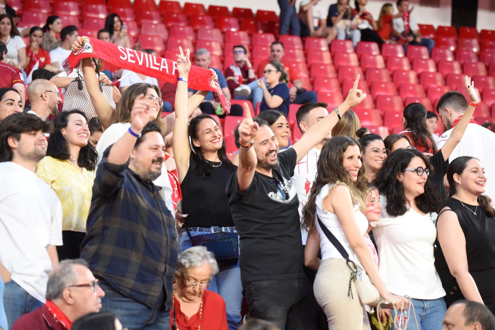 Búscate en la celebración del Sevilla, en el Sánchez-Pizjuán