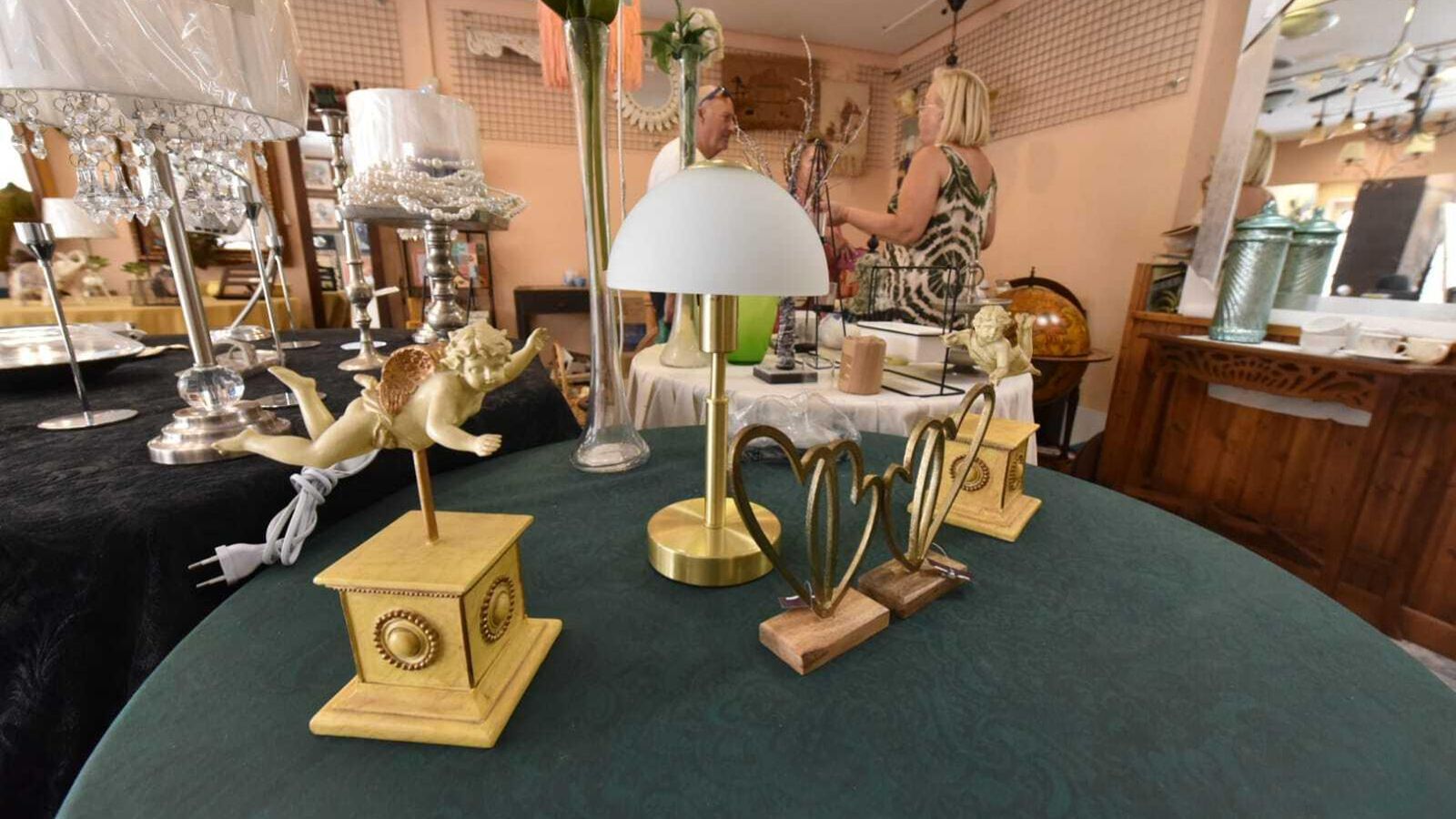 Una mesa con lámparas en Regalos Segura