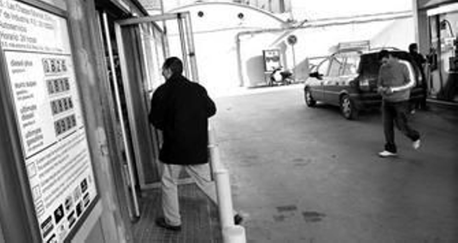 Varios clientes en una gasolinera de la capital, ayer, se disponen a pagar el combustible que han echado a sus vehículos.