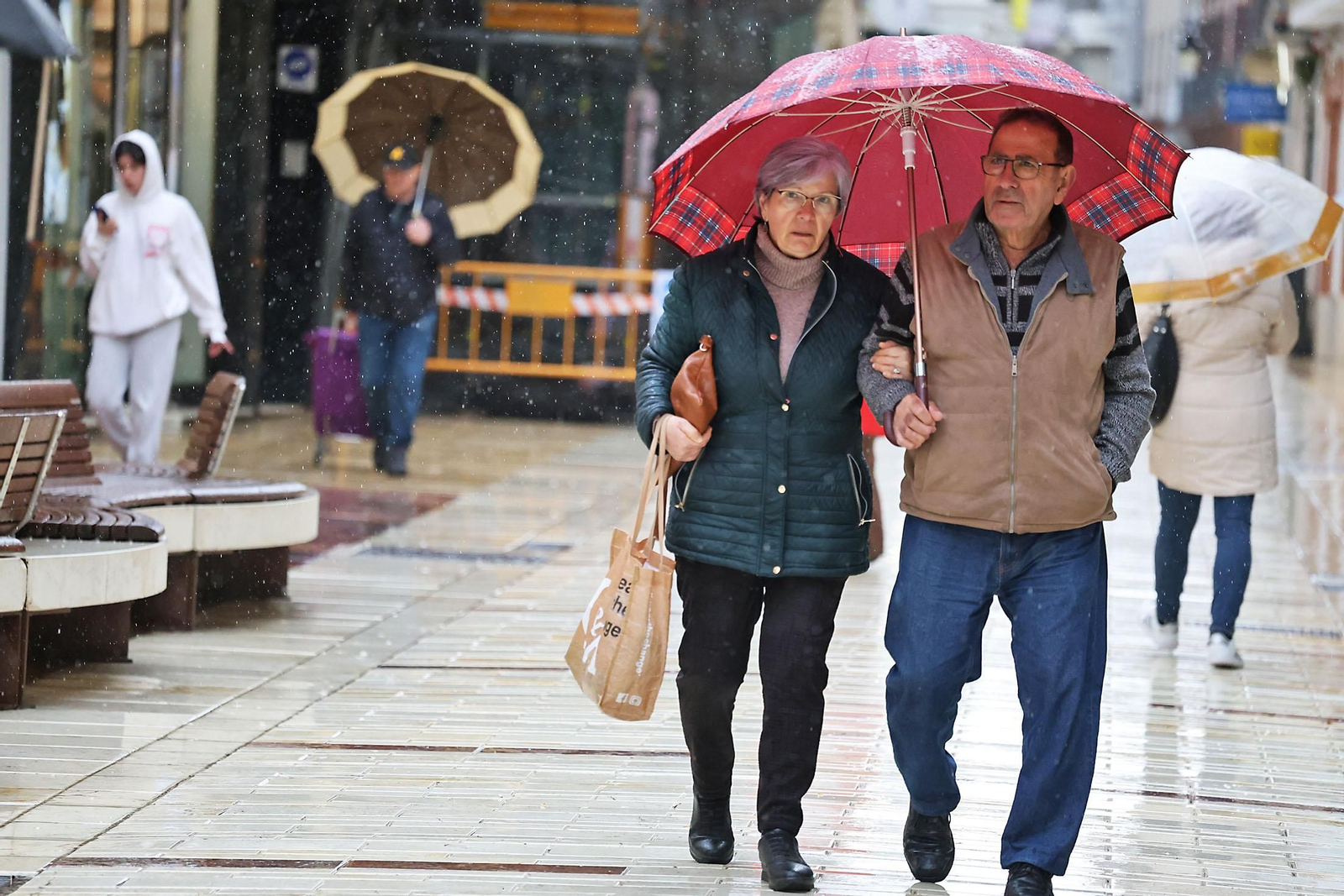 Las imágenes de la lluviosa mañana del jueves 13 de marzo en Huelva