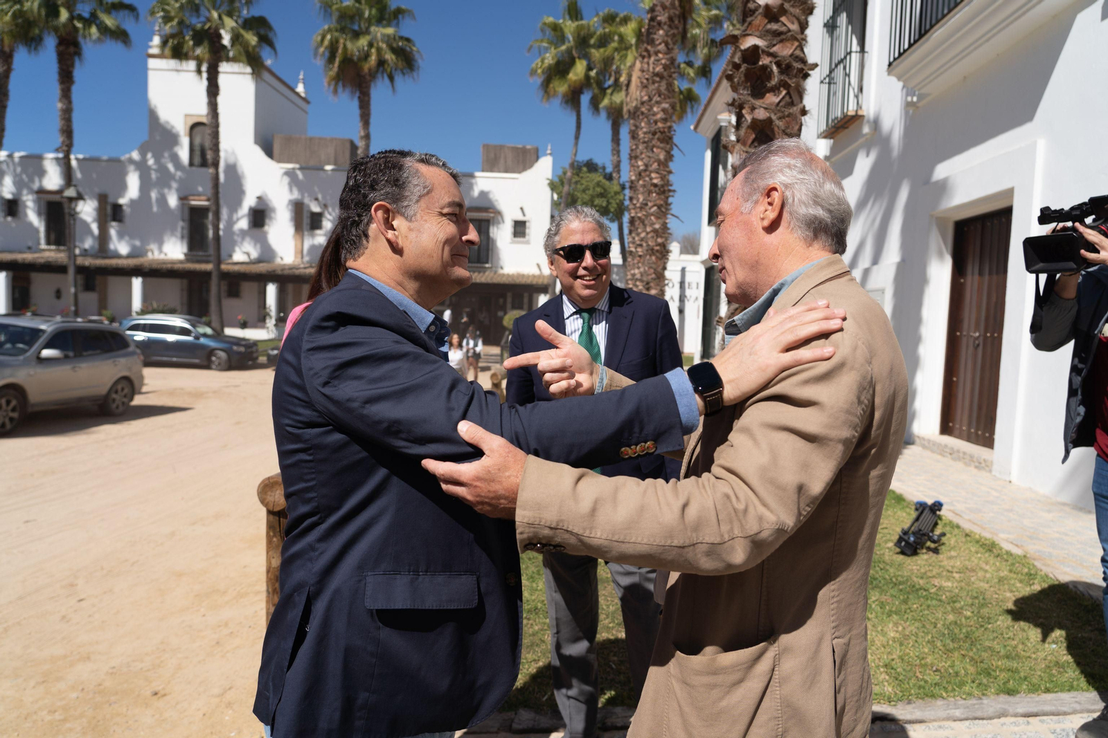 El consejero de Presidencia, Antonio Sanz, con José Manuel Soto en el Rocío.