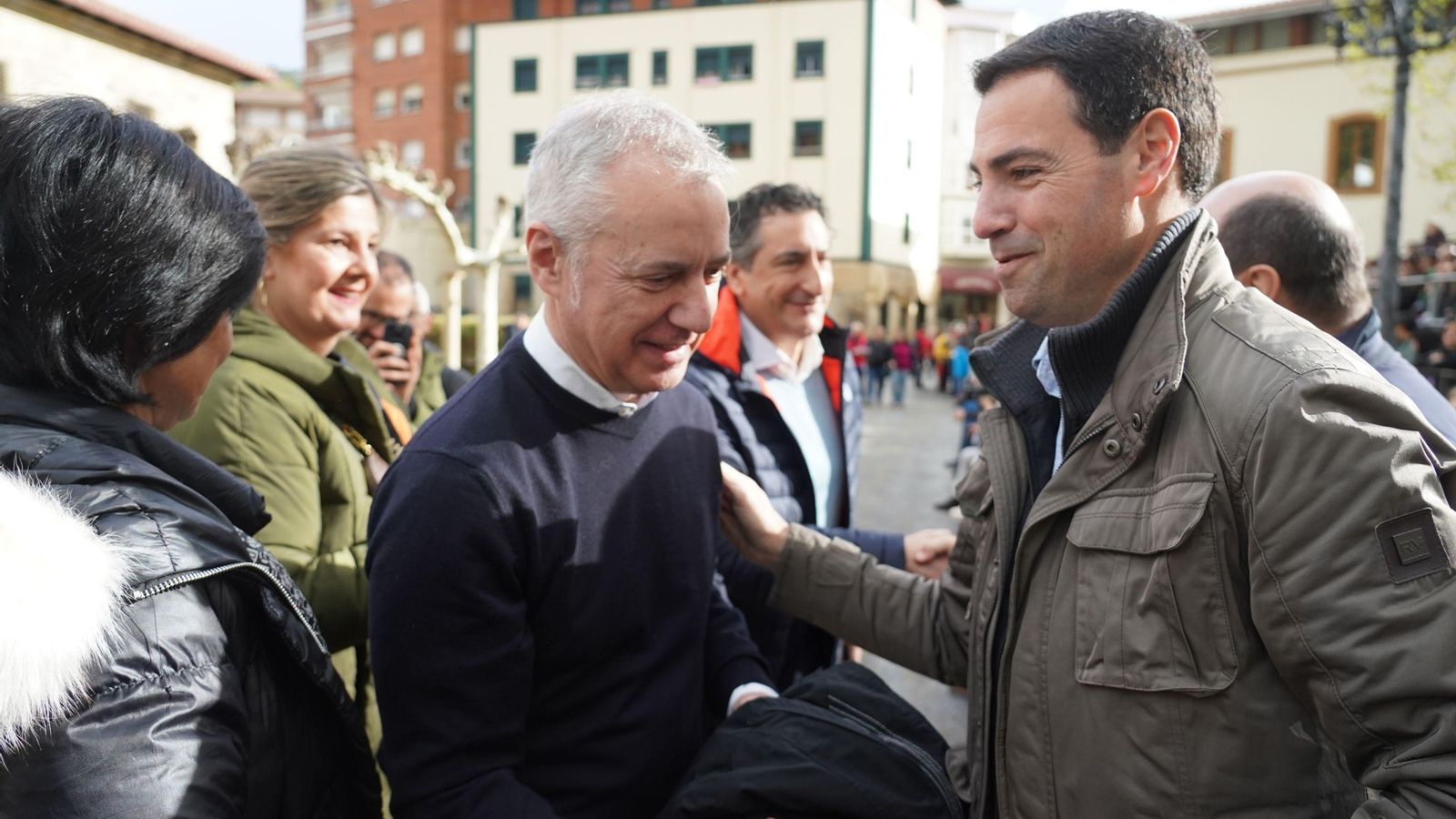 El candidato del PNV, Imanol Pradales, con el lehendakari Íñigo Urkullu.