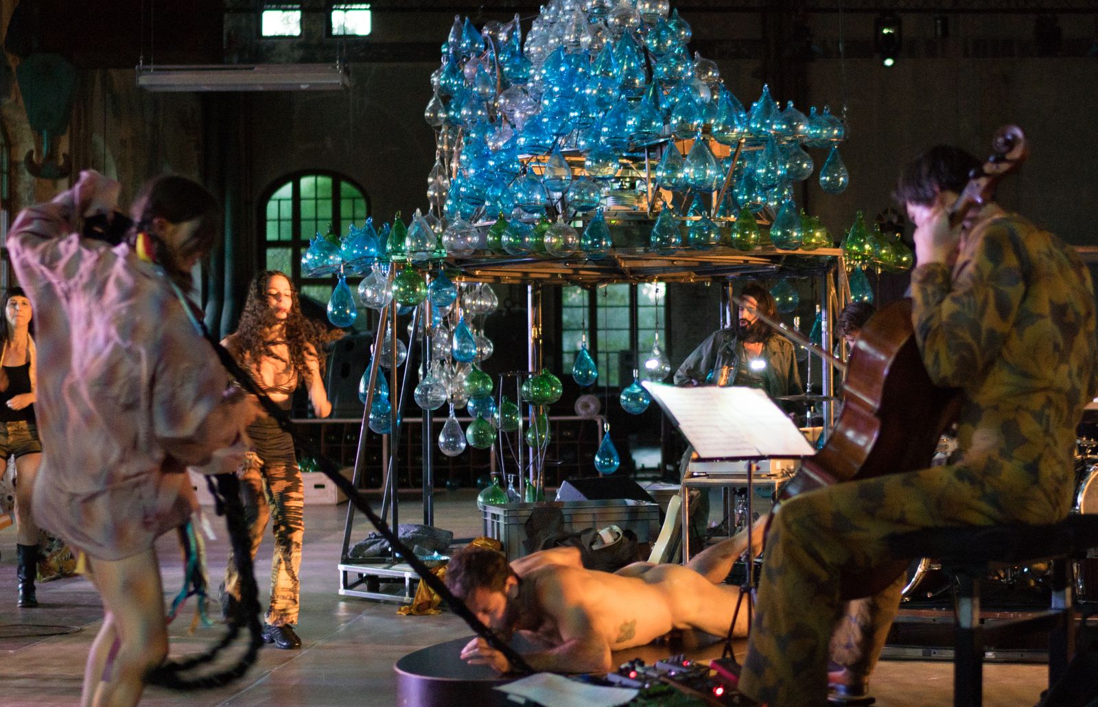 Una escena del espectáculo, con la hermosa instalación de bolas de cristal en el centro.