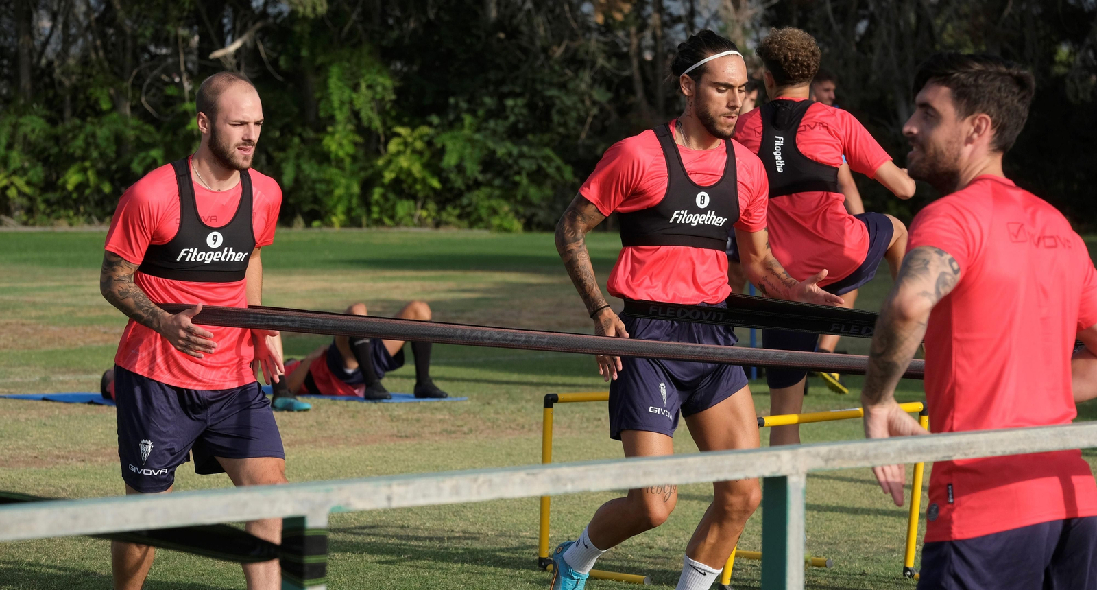 Sergio Benito y Dragisa Gudelj estiran en un entrenamiento del Córdoba CF.