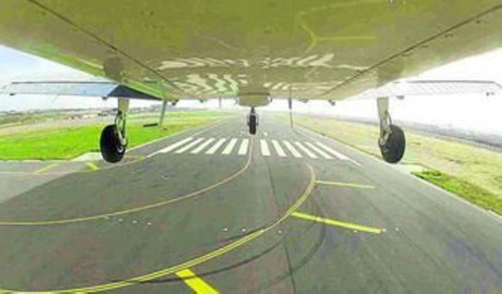 1. Instantánea tomada desde la avioneta del Real Aeroclub de Málaga, la primera en tomar tierra en la nueva pista del aeropuerto a las 09:37 de ayer. 2. Imagen del aeropuerto desde el interior del aparato, un Piper PA-28. 3. Uno de los cuatro tripulantes del aparato, en el momento en que graba un vídeo con su teléfono móvil.