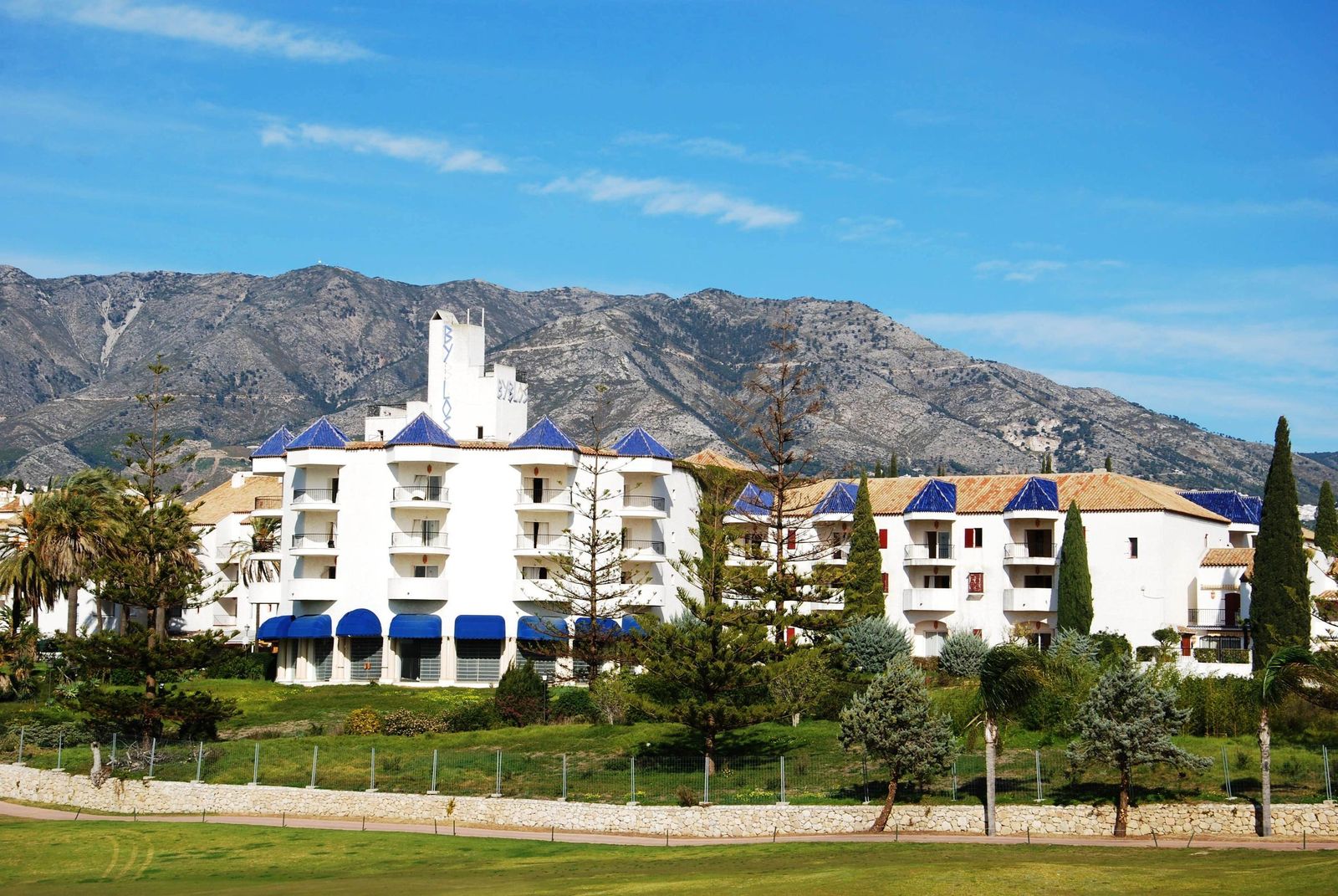 Fachada del hotel Byblos, que reabrirá sus puertas a finales de 2019.