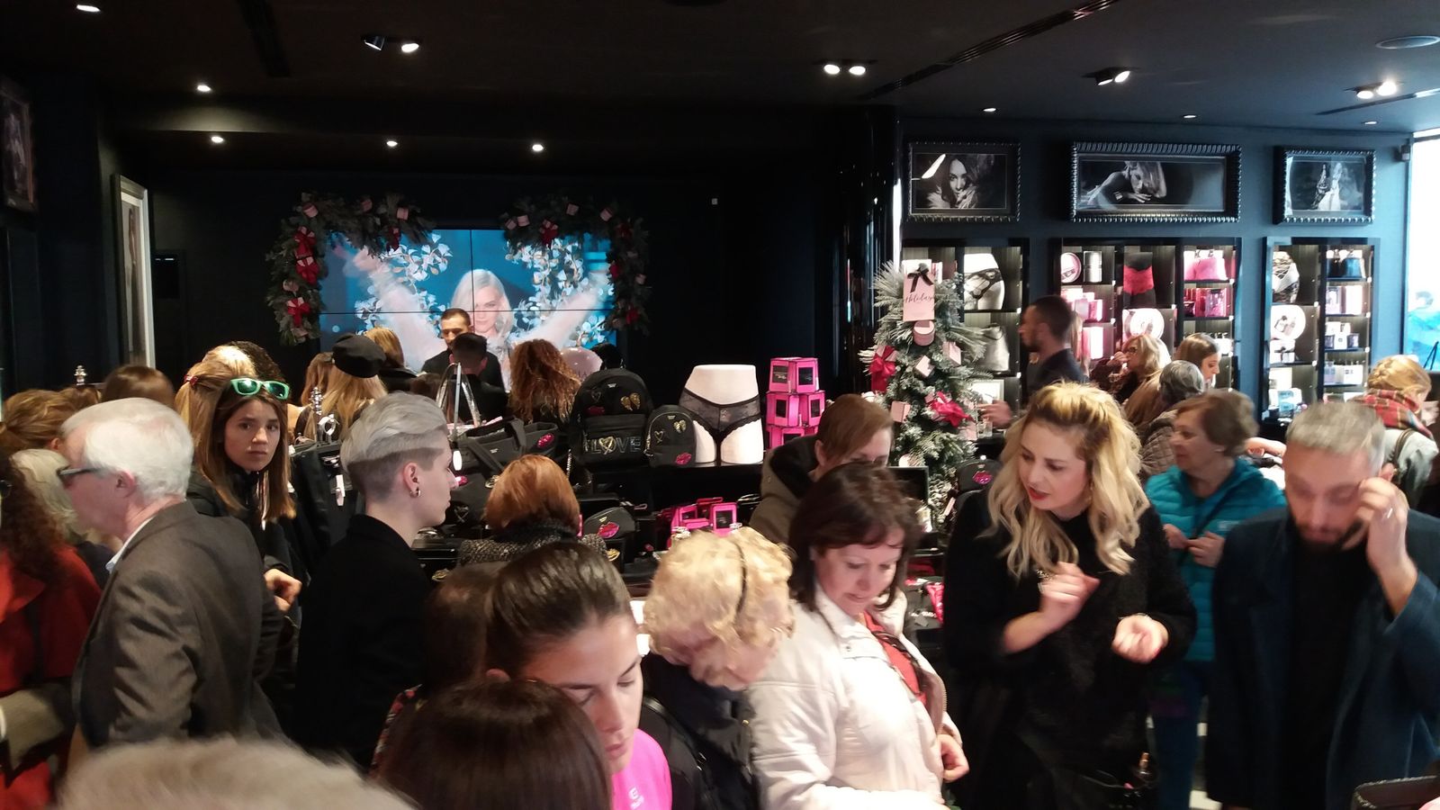 El interior de la tienda ha estado lleno de clientes durante toda la mañana