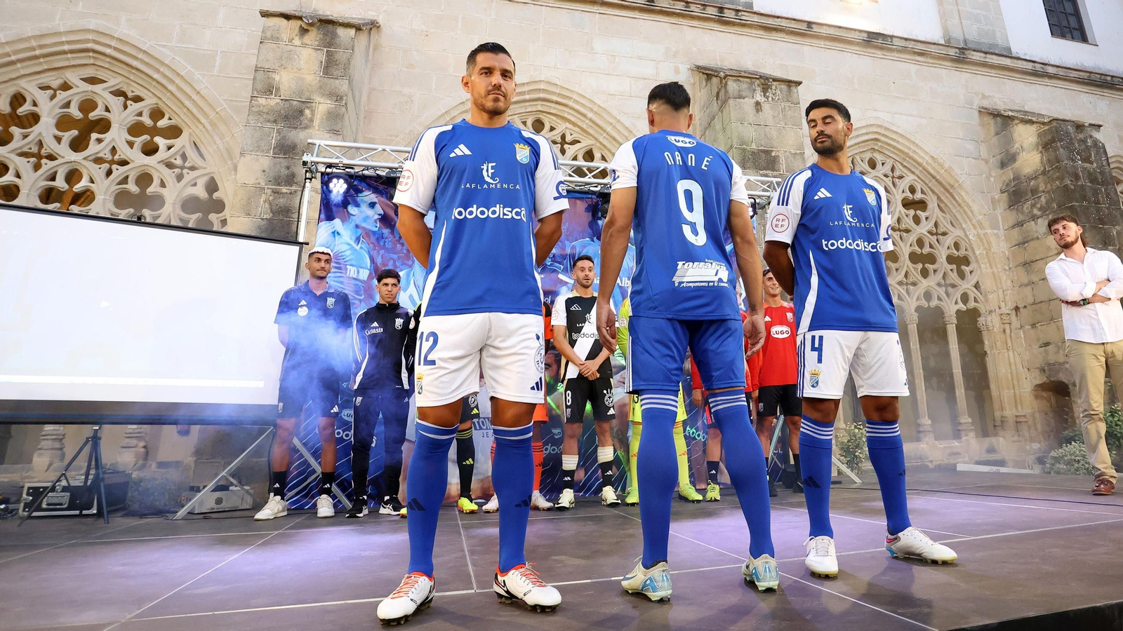Imágenes de la presentación de las camisetas del Xerez CD