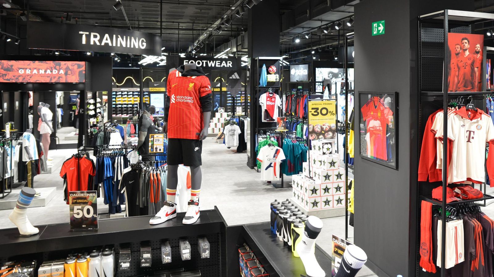 La nueva tienda ofrece una experiencia futbolística única en la provincia con una gran variedad de artículos deportivos.