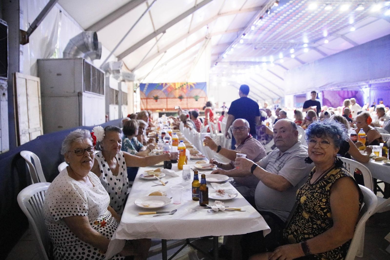 Las mejores imágenes del homenaje a los mayores en la caseta municipal de Almería