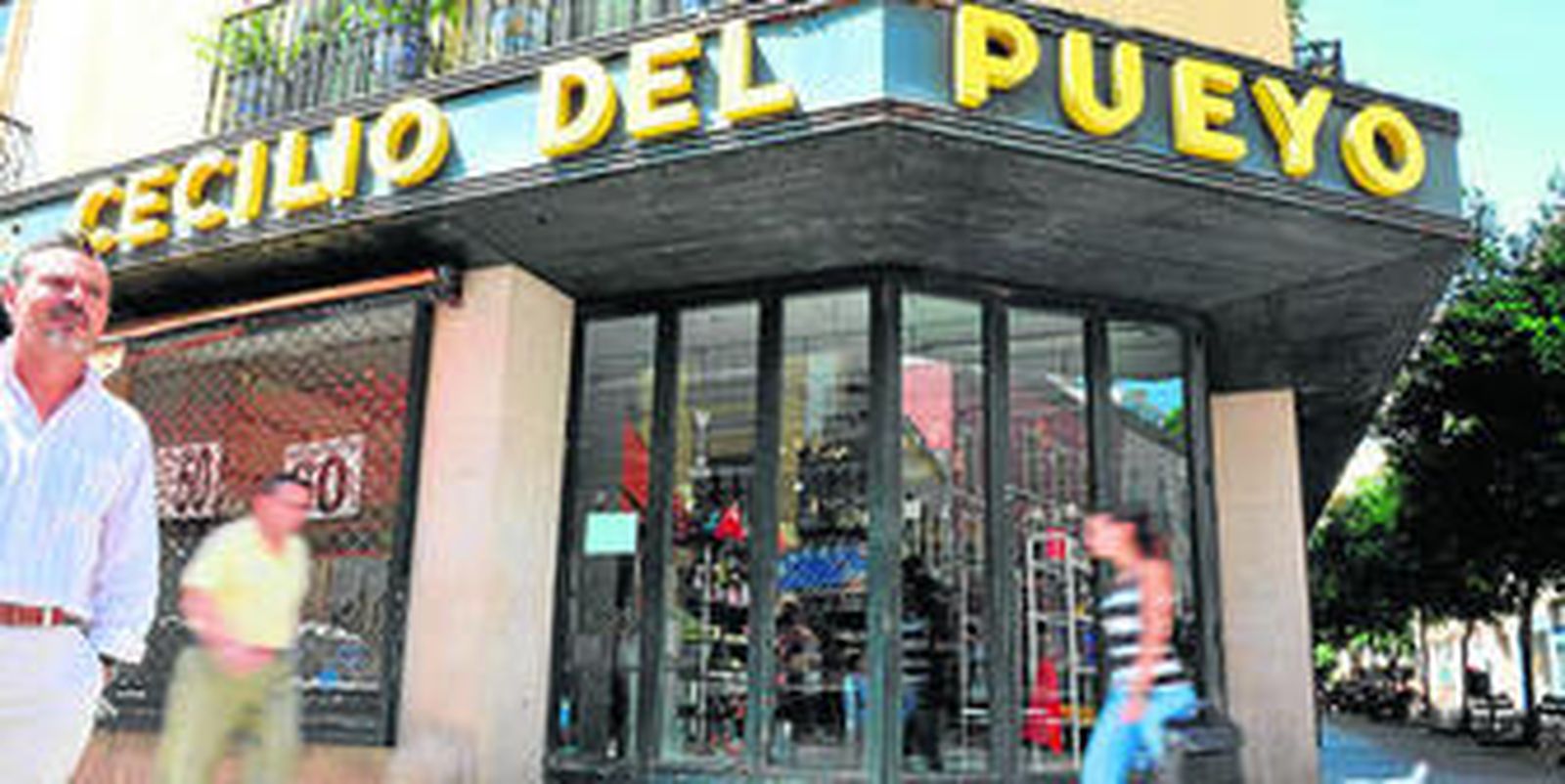 El establecimiento Cecilio del Pueyo en la calle San Pablo, con los carteles de liquidación total.