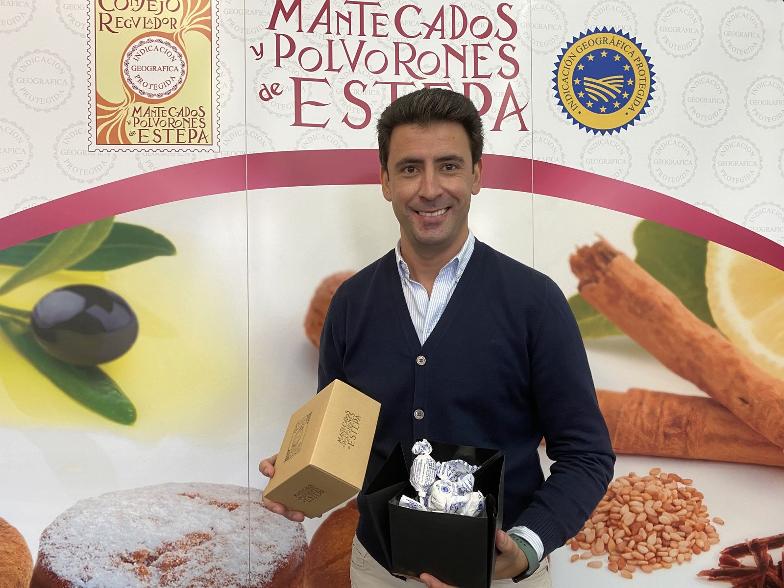 José María Fernández muestra una caja de los mantecados de la IGP de Estepa.