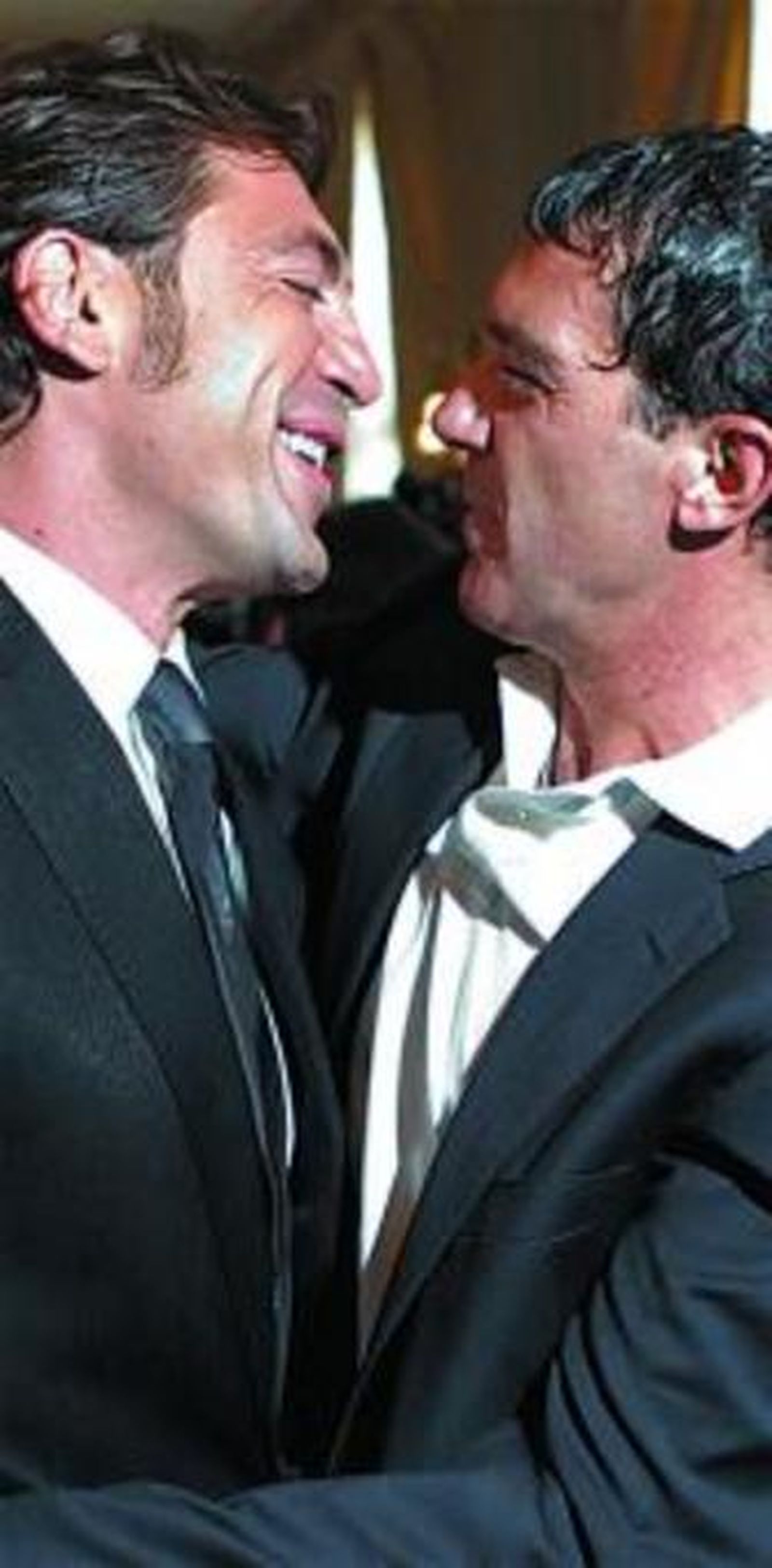 Bardem y Banderas, abrazados.