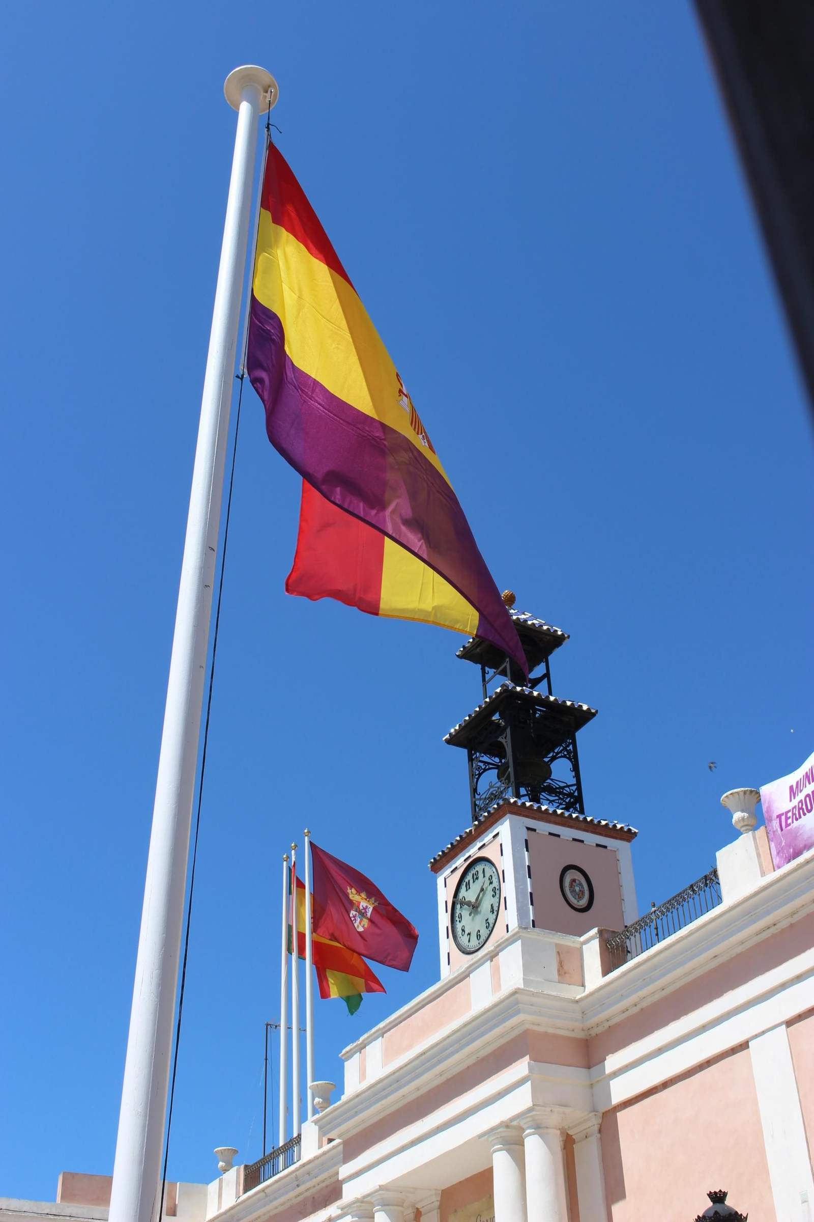 Bandera republicana que estuvo izada hasta ayer en el Ayuntamiento.