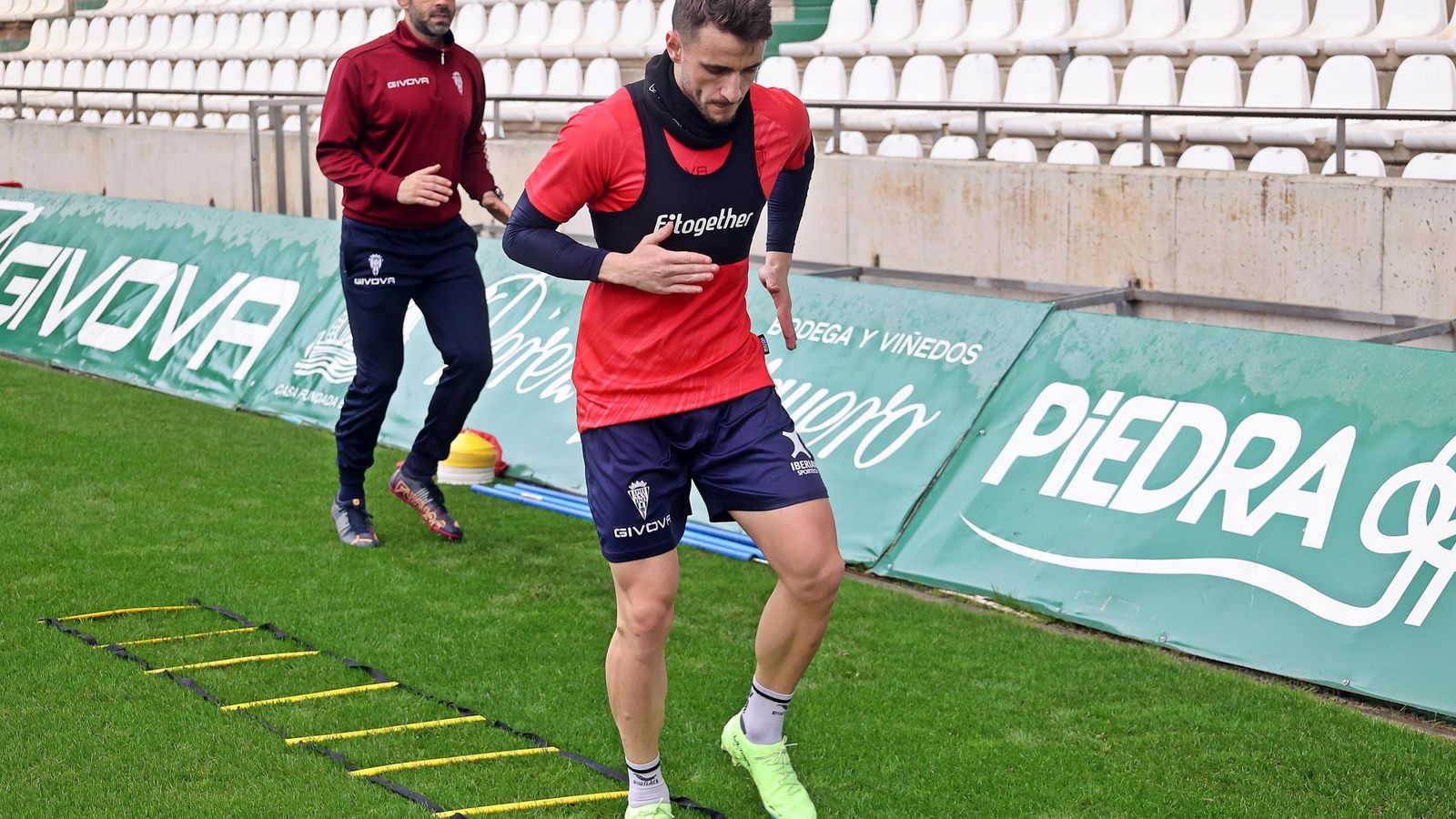Ekaitz Jiménez trabaja al margen del grupo, con Moriana -el recuperador del Córdoba CF- tras él.