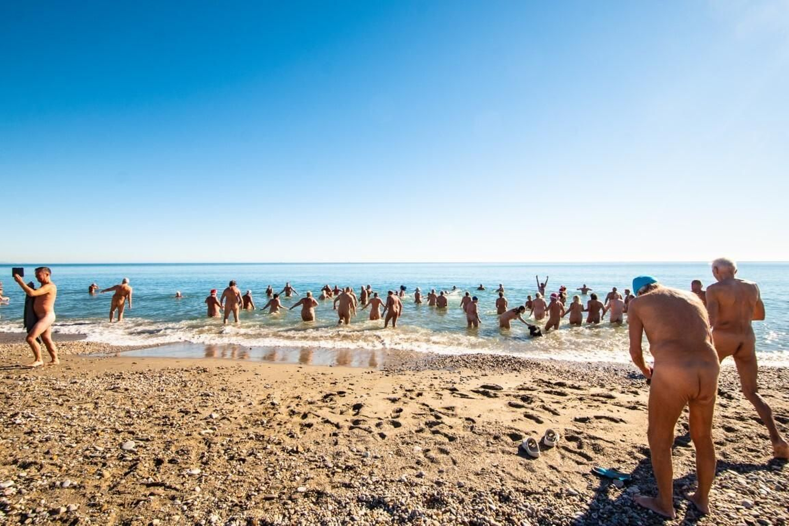 Decenas de personas se dieron el primer baño nudista de 2022 en Vera Playa.