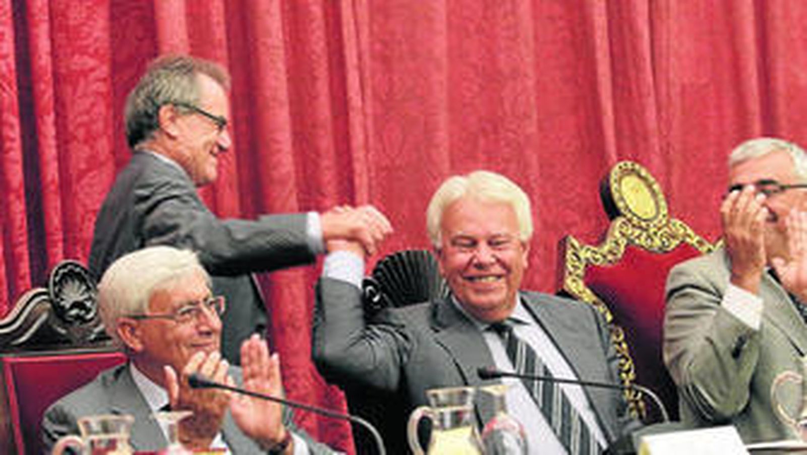 Pérez Royo saluda a Felipe González ante Cruz Villalón y el rector Ramírez de Arellano.