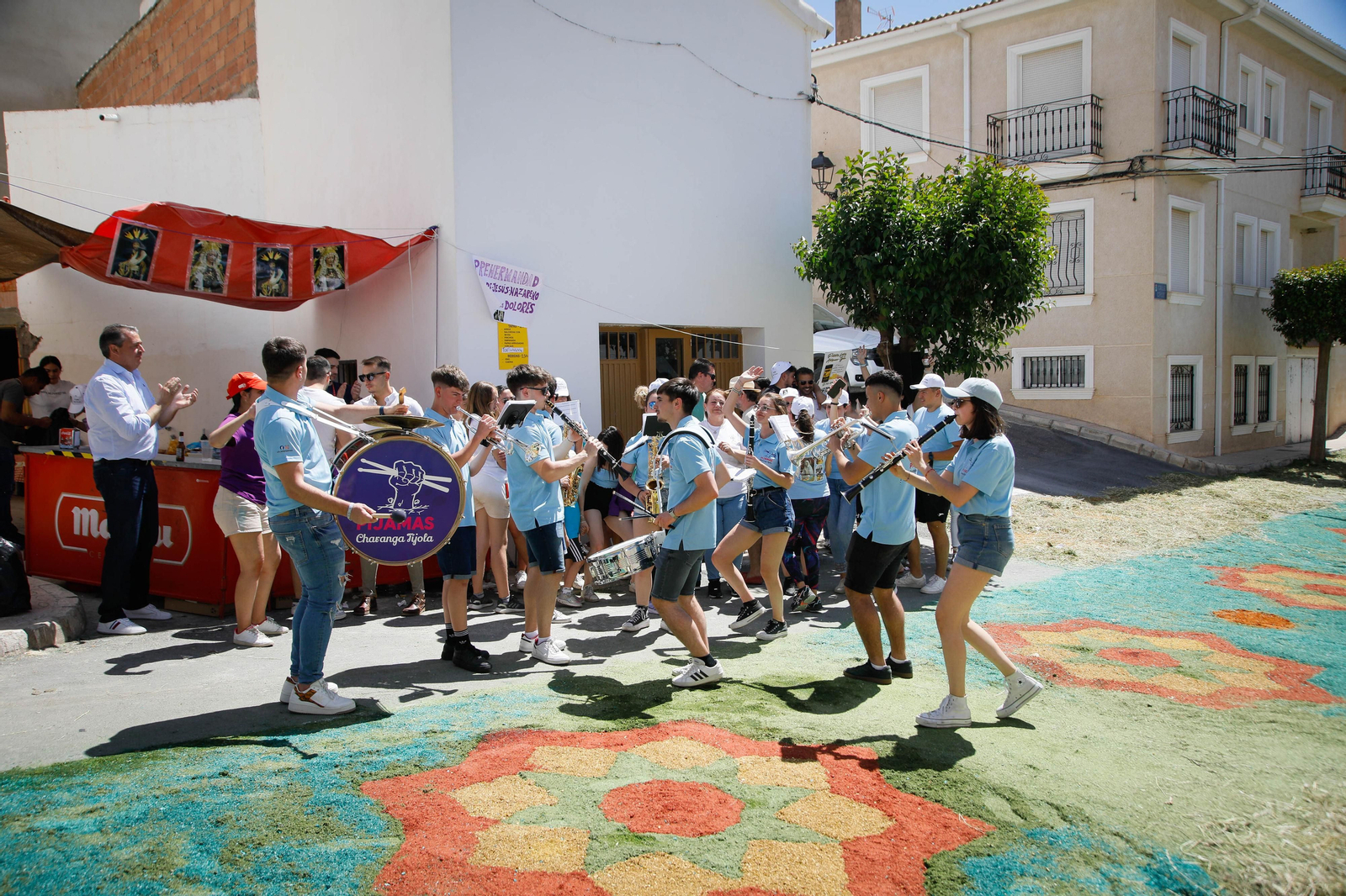 Así es la gran alfombra de serrín para que levite la Virgen de Fátima de Tíjola