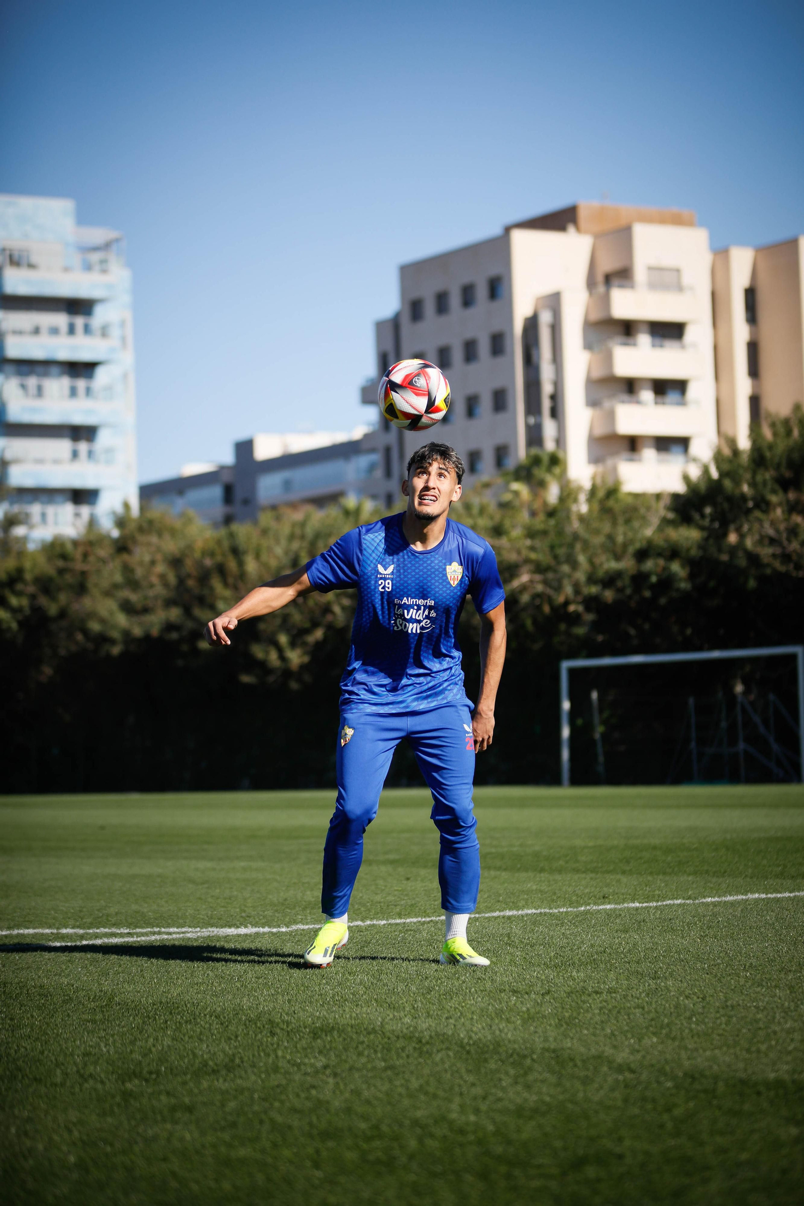 El futbolista hispano-marroquí logra conectar varios toques con la cabeza.