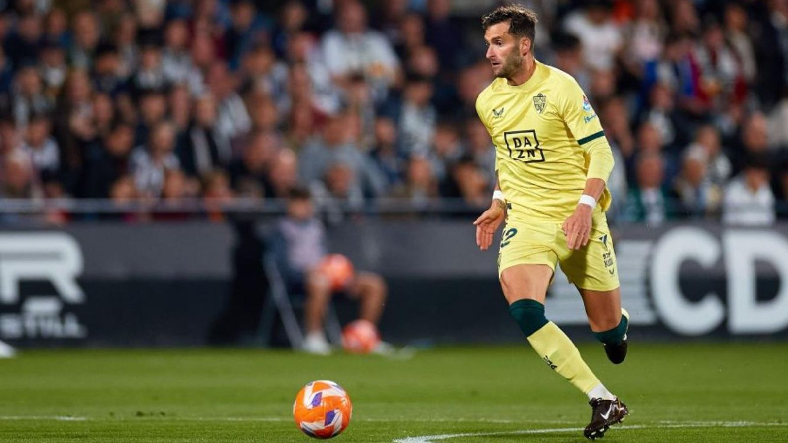 Leo Baptistao conduce el esférico en el duelo ante el Castellón.