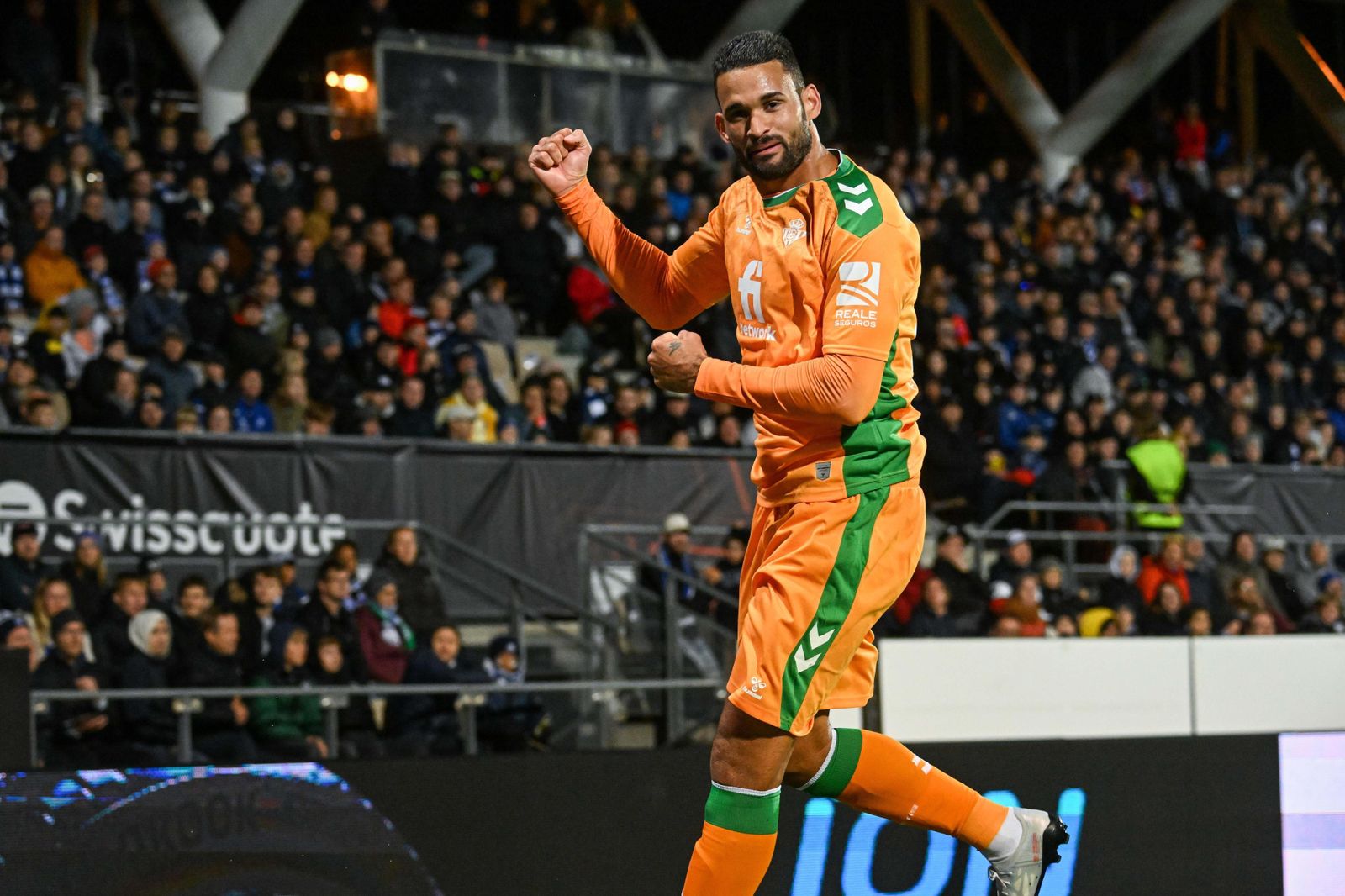 Willian josé celebra su segundo gol al HJK.