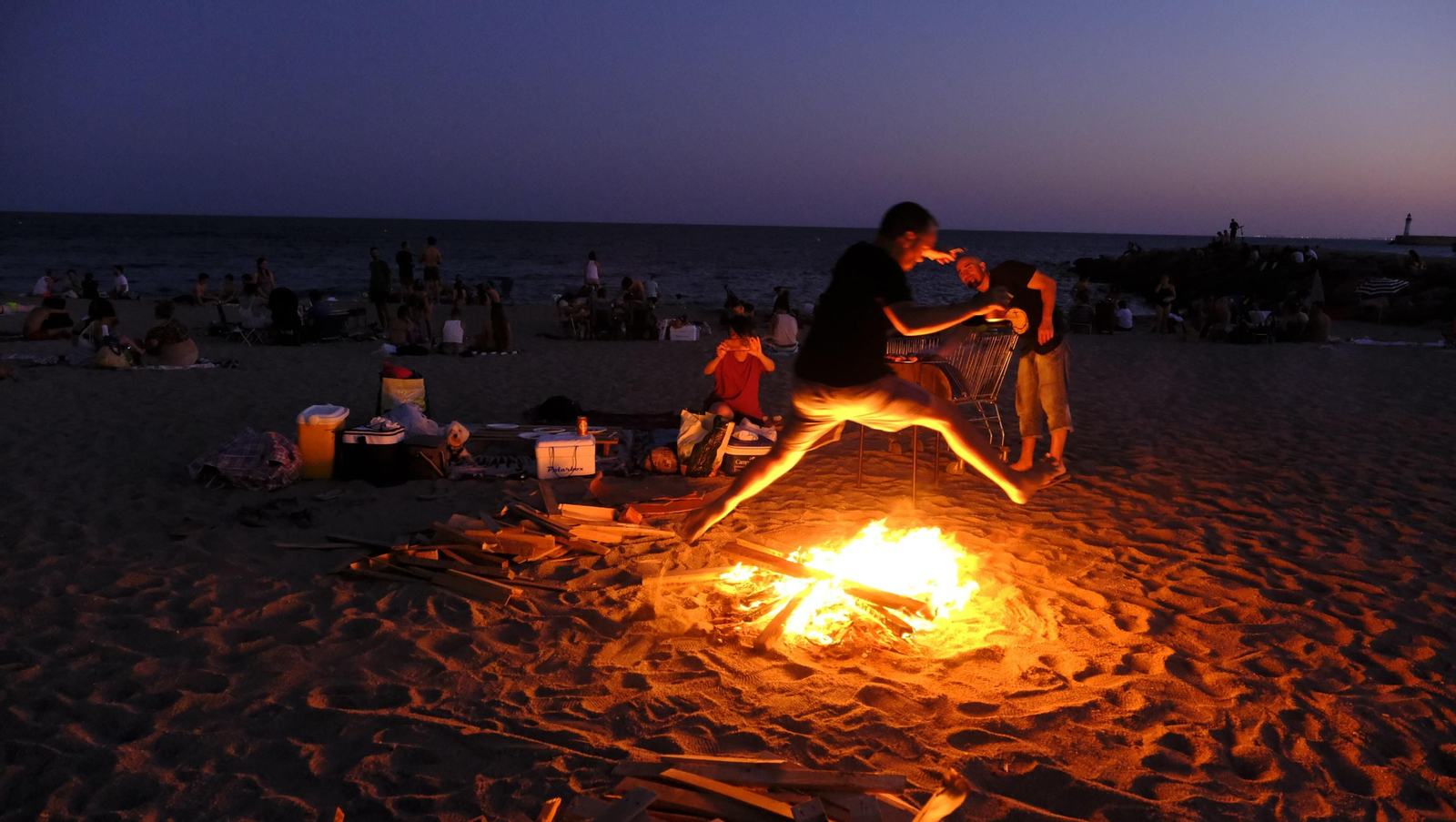 Imágenes de las hogueras de la Noche de San Juan en Almería capital