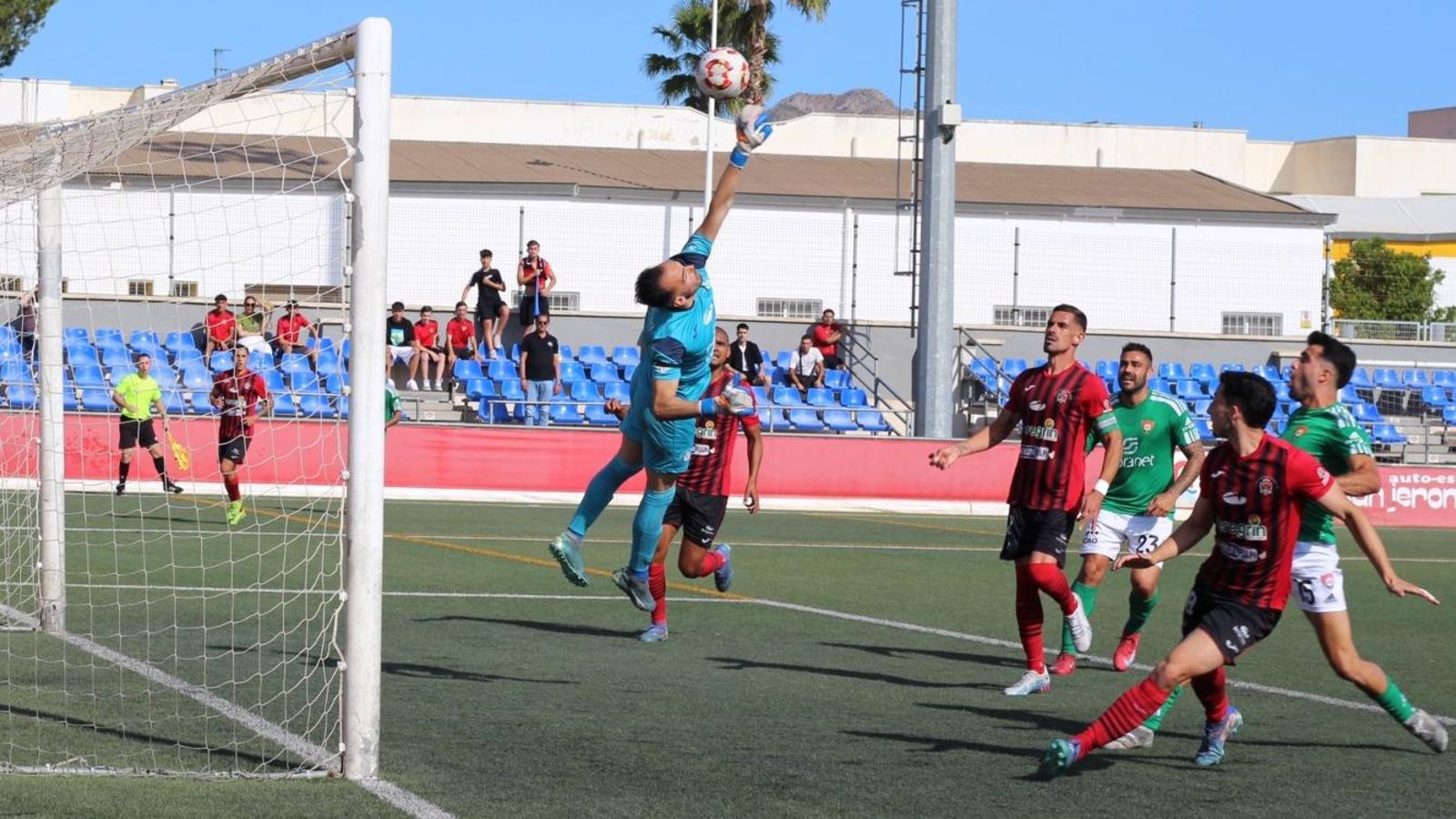 Cristian Arco completa una gran parada en el encuentro contra el Cieza. Cristian Arco completa una gran parada en el encuentro contra el Cieza.