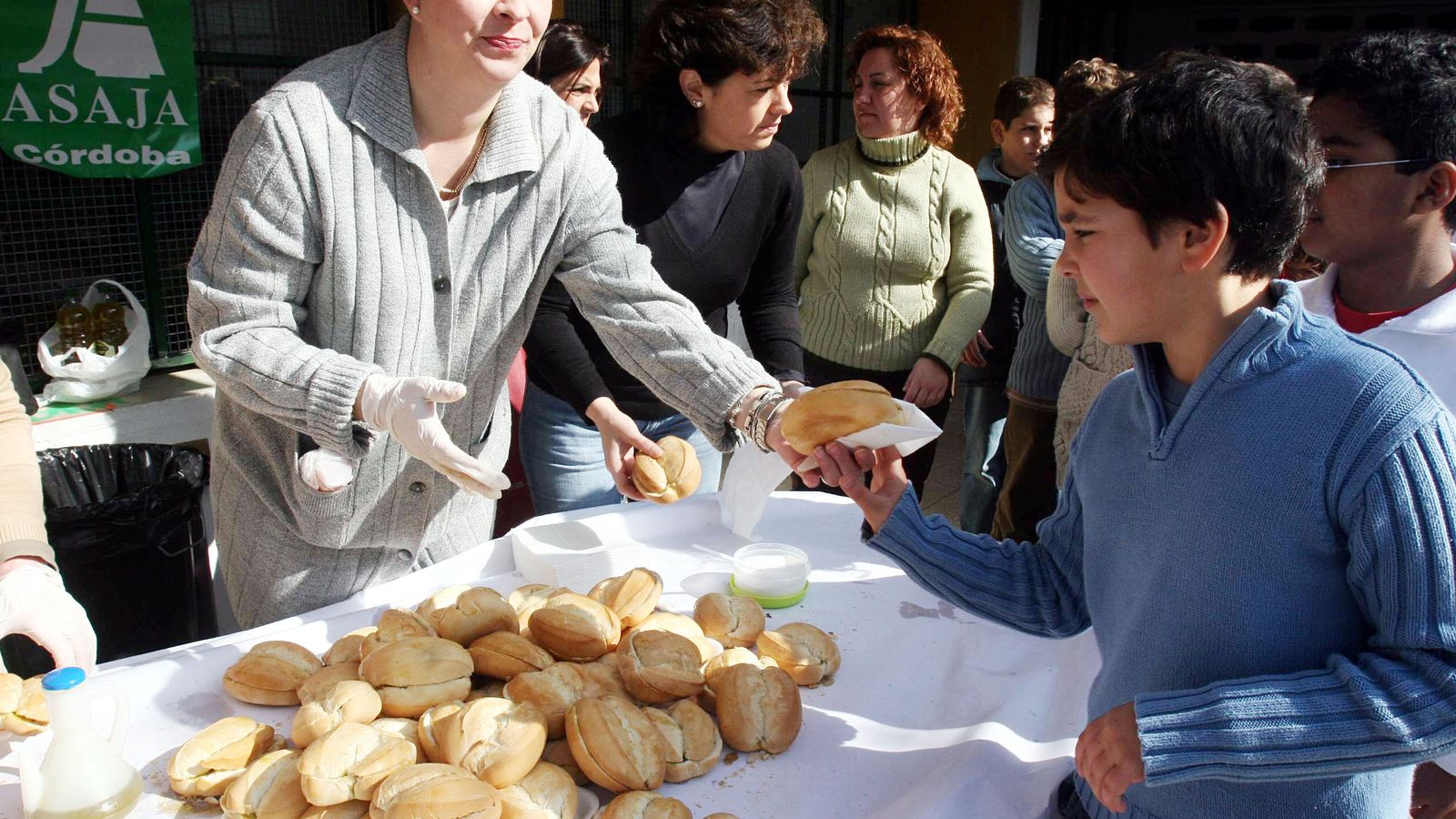 Desayuno andaluz en un centro escolar por el Día de Andalucía.