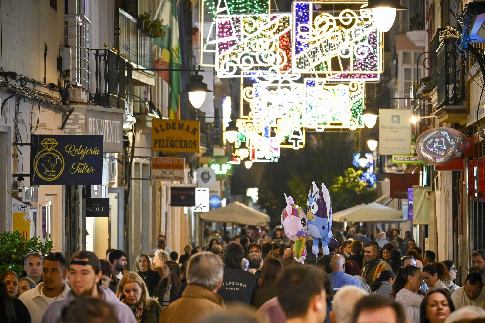 Imágenes de la nevada y alumbrado navideño en Huelva