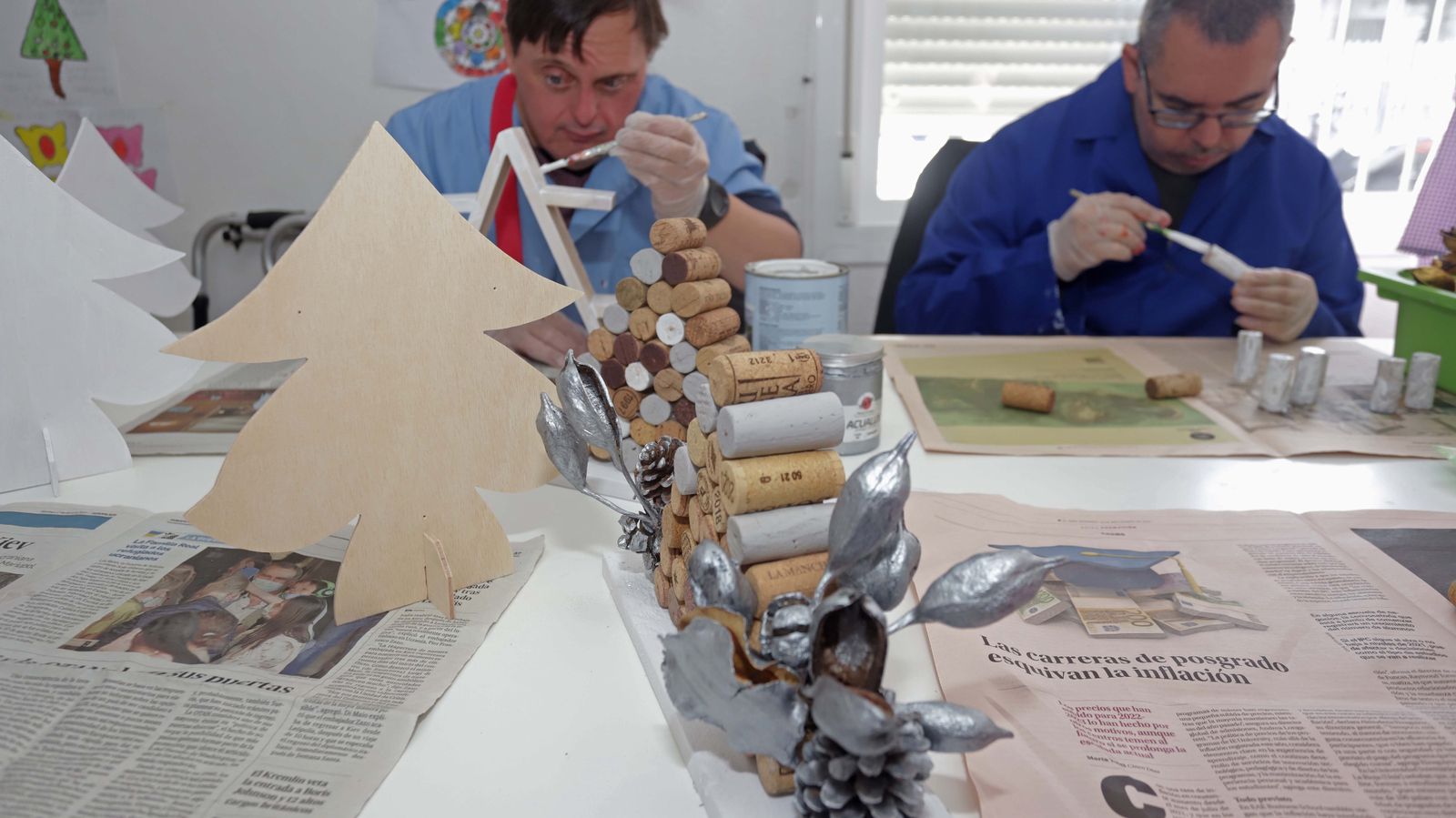 Venta de productos navideños solidarios de Apadis en Algeciras