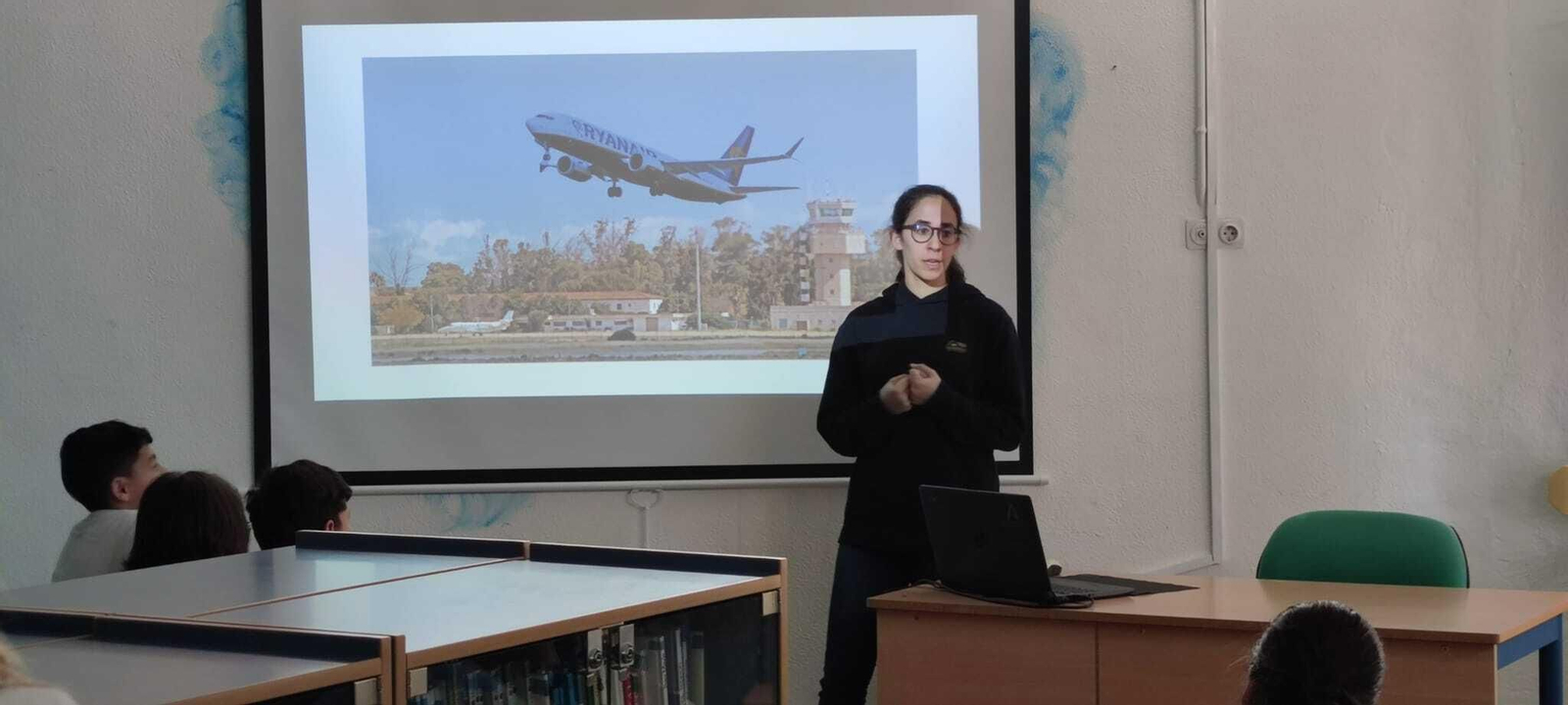 Carlota García explicando a los alumnos su labor como controladora.