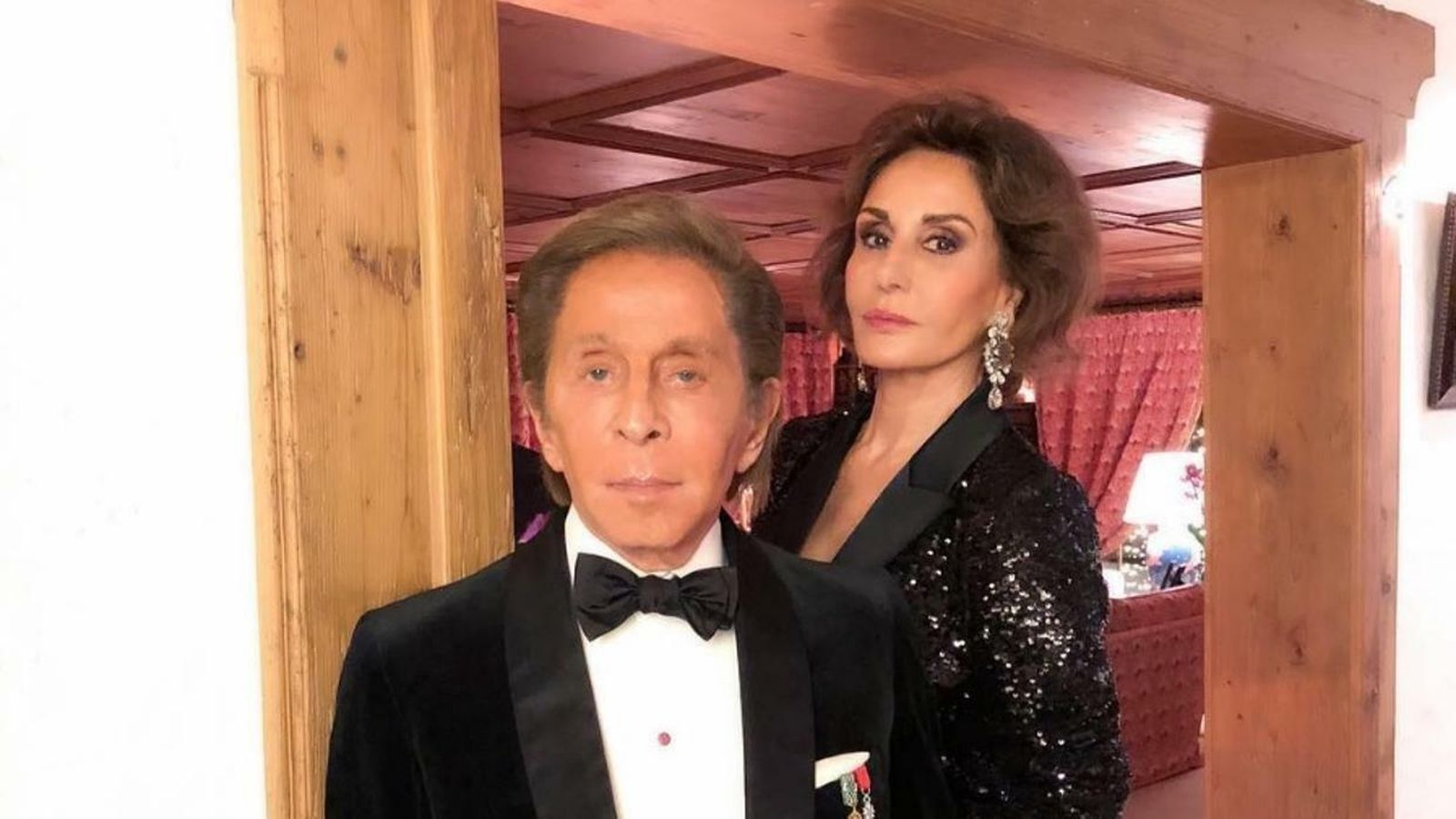 Posando con el diseñador Valentino.