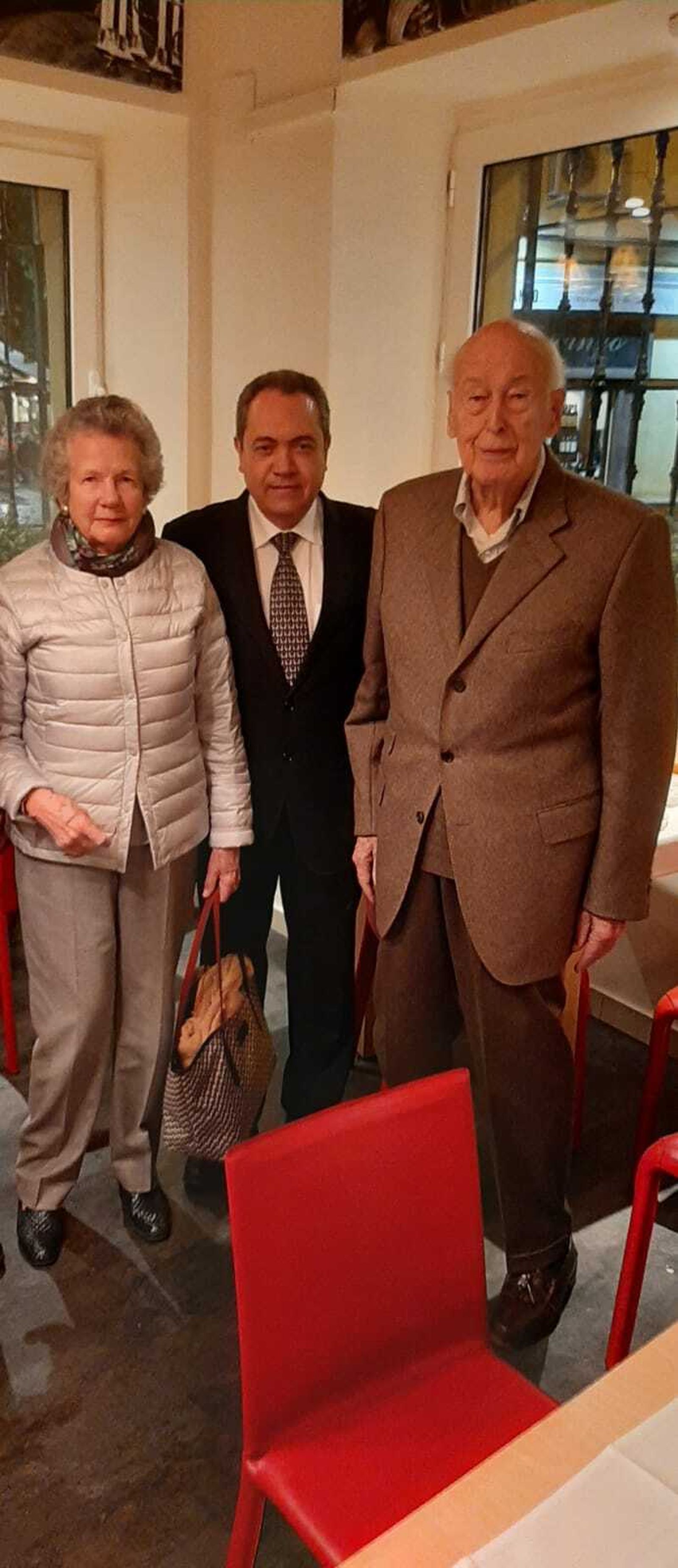 Valery y Anne-Aymone Giscard con el metre de Enrique Becerra.