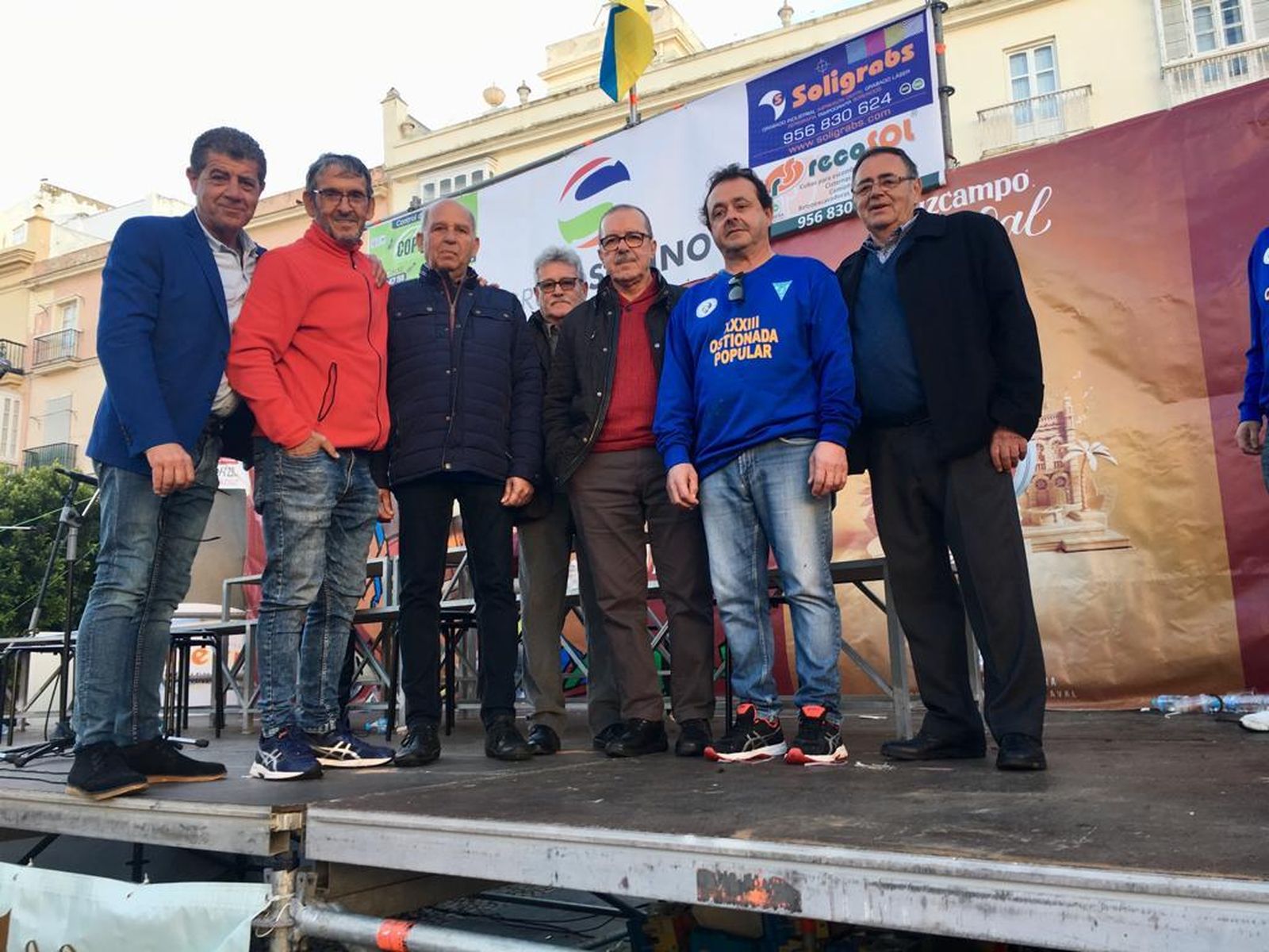 Seis de los últimos siete socios de la Peña El Molino, junto al presentador Pepe Montes.