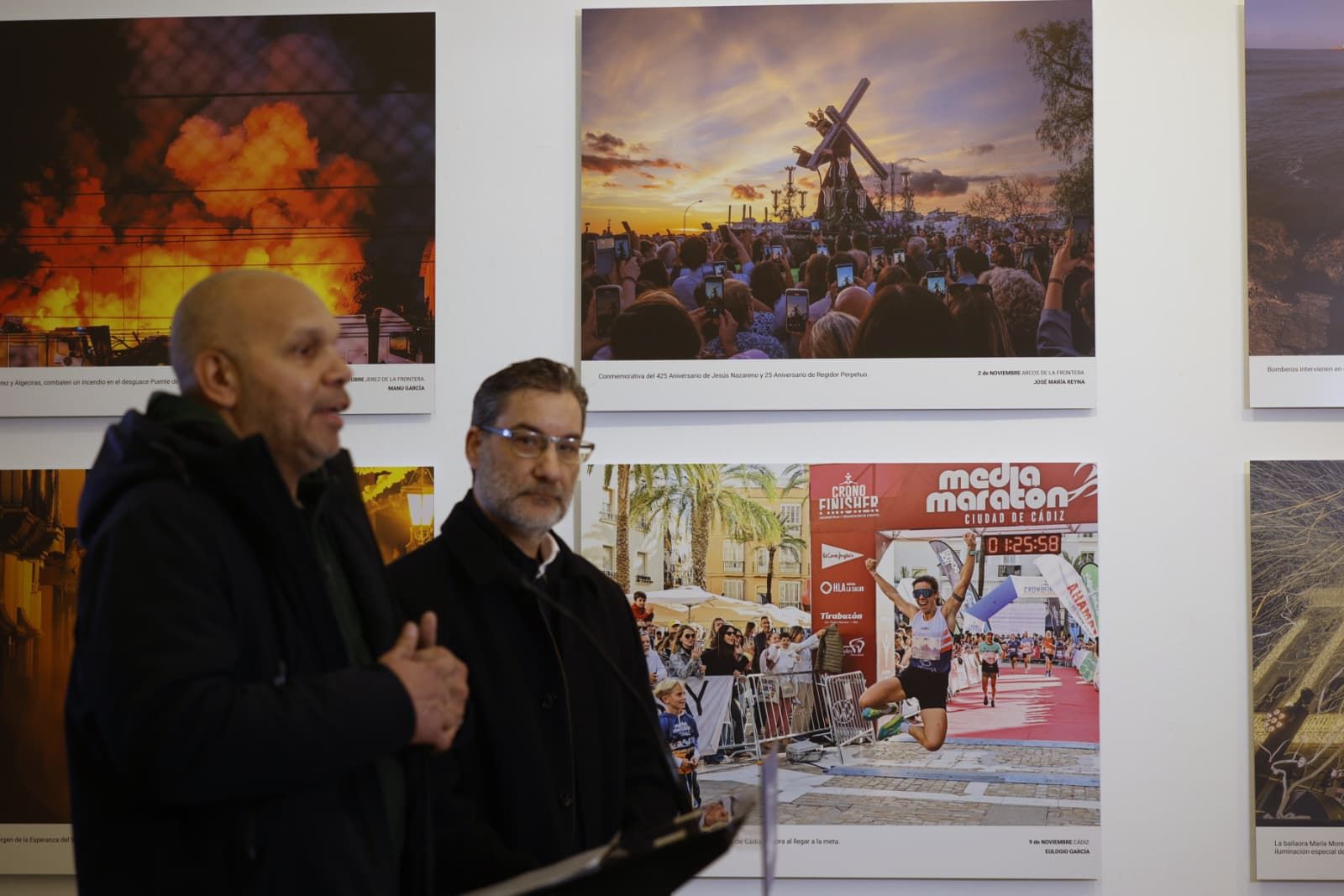 Los fotógrafos Miguel Gómez (izquierda) y Román Ríos, en la presentación de la muestra.