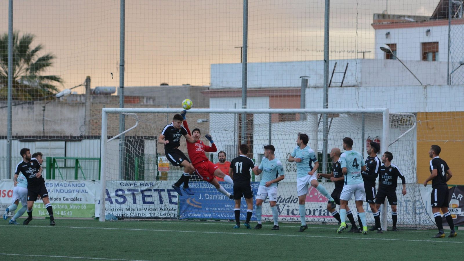 Juanma Cámara despeja de puños en una acción del partido.