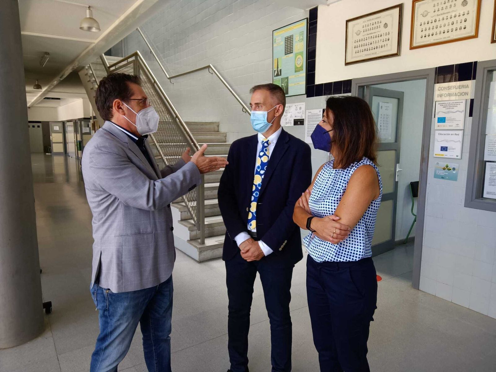 El delegado de Educación y la presidenta del Parlamento de Andalucía en el IES Bahía de Almería.