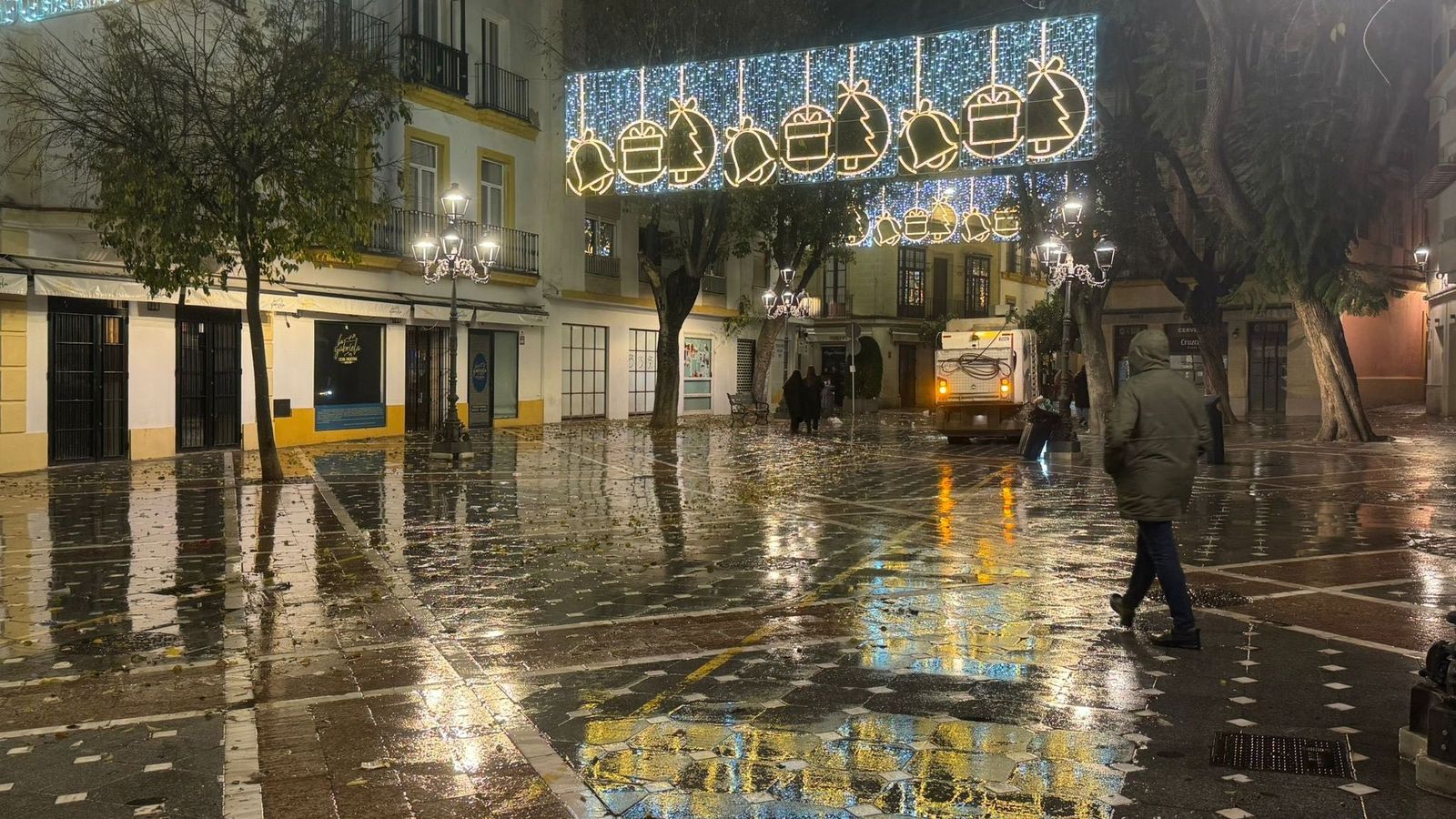 Un vehículo de limpieza, tras la celebración de zambombas en el centro.