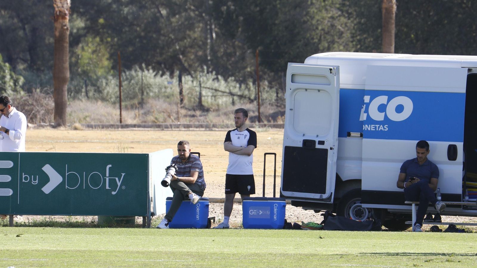 Monterrubio, en un extremo de la imagen junto al médico del Córdoba CF, con Juanito y Raúl Cámara al otro lado.