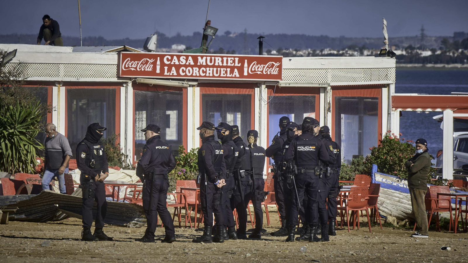 Derribos de las casetas de pescadores en la playa de La Casería