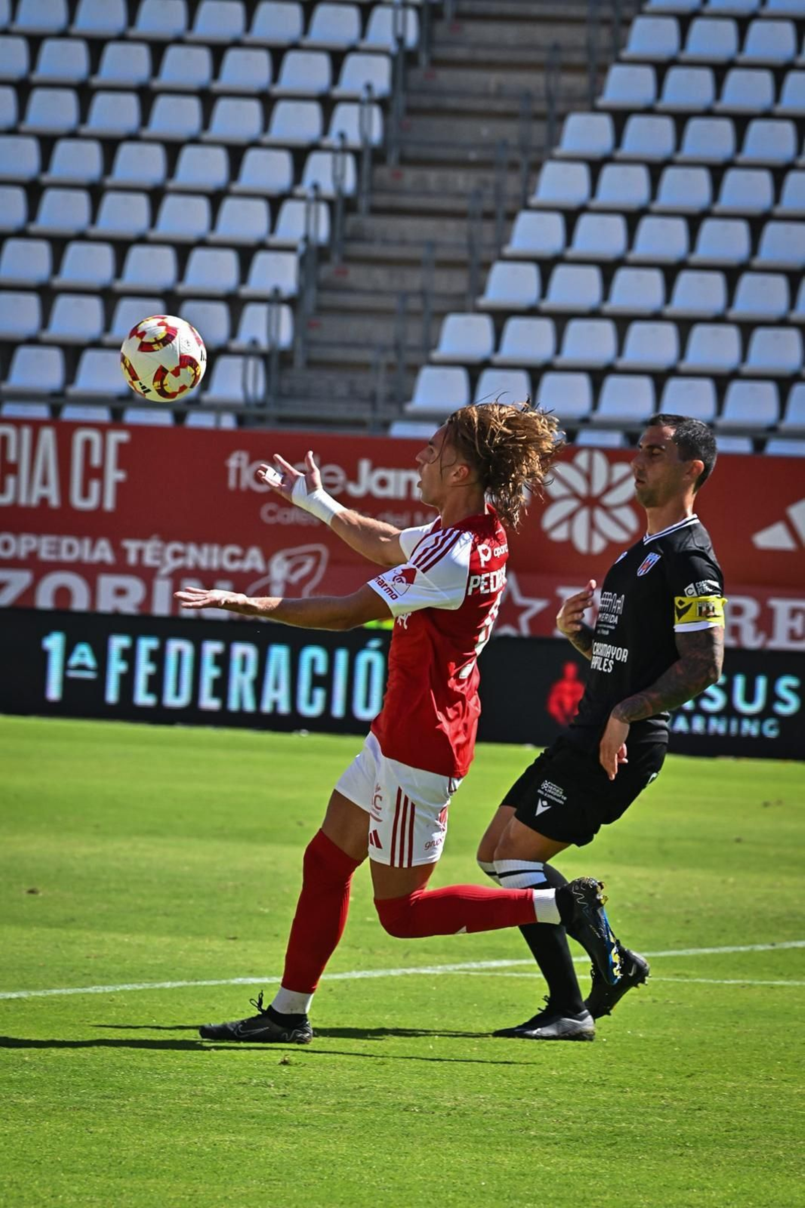 Pedro Benito se dispone a controlar un balón con el pecho durante un encuentro de esta temporada del conjunto pimentonero.