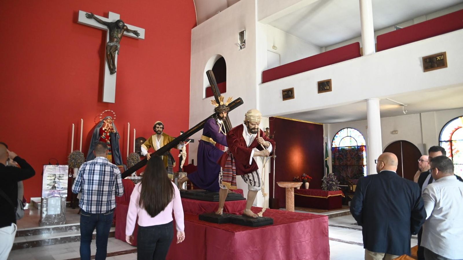 Varios devotos y hermanos observan las imágenes. Varios devotos y hermanos observan las imágenes.