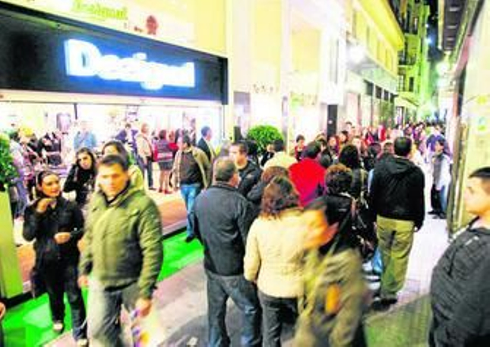 Usuarios durante la última noche abierta del comercio del casco antiguo.