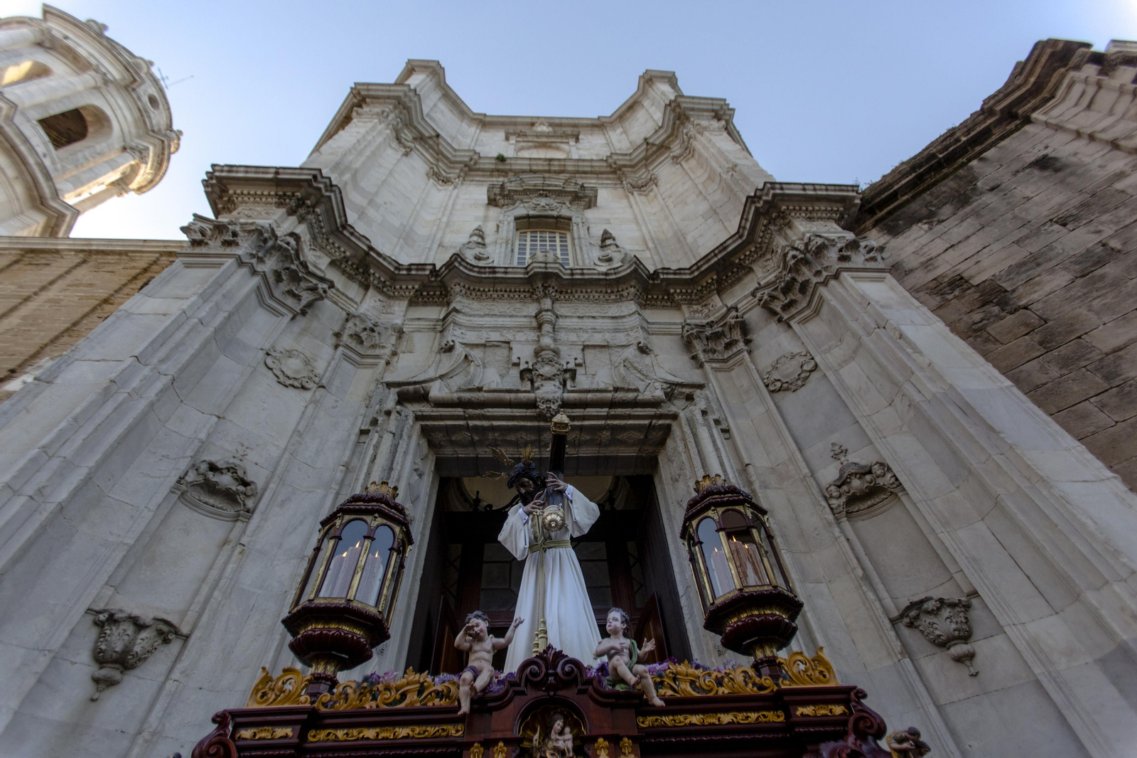 Imágenes del regreso del Nazareno del amor a  su templo en la Semana Santa de Cádiz 2022